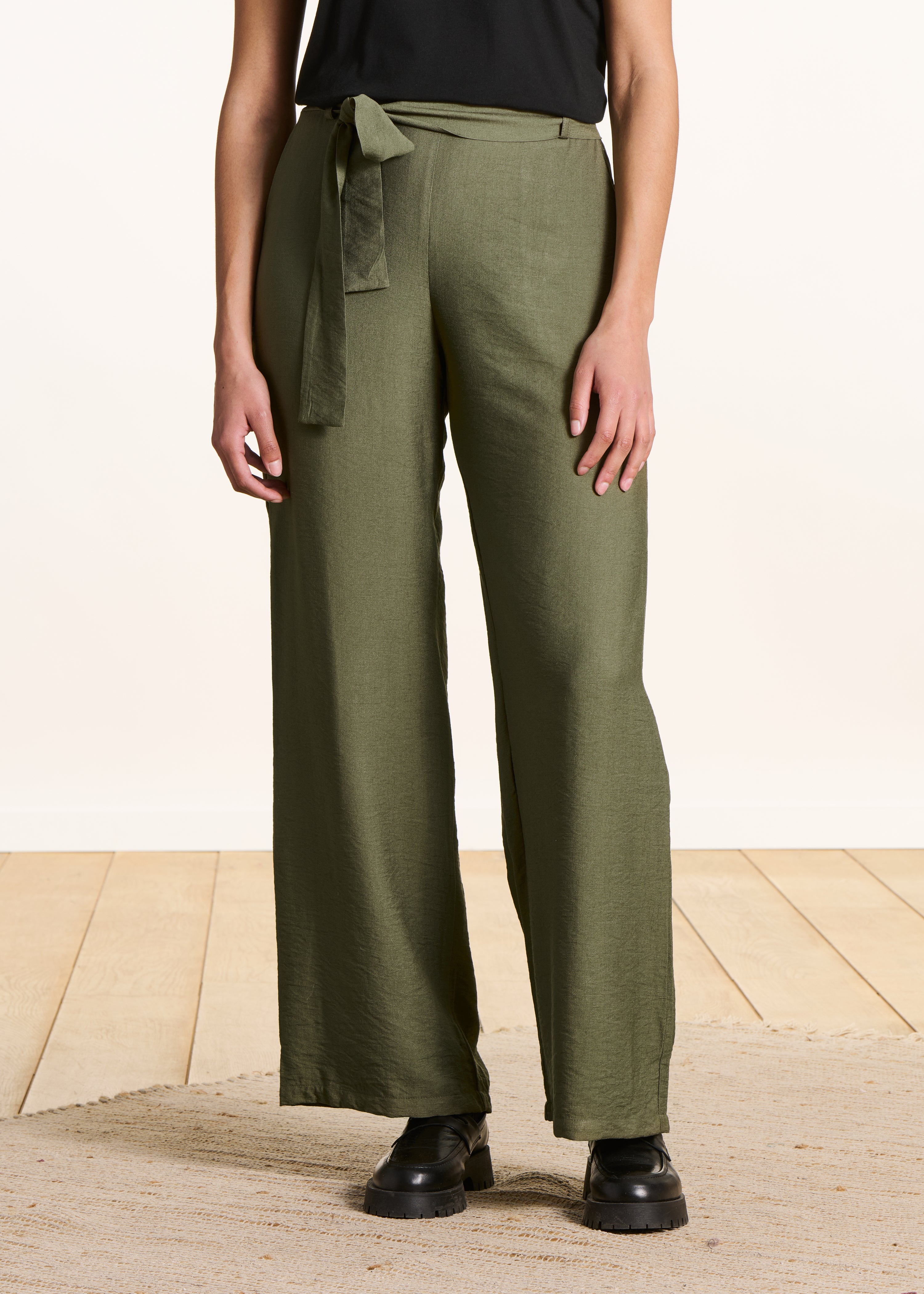 Fließende gerade Hose in Khaki mit Gürtel