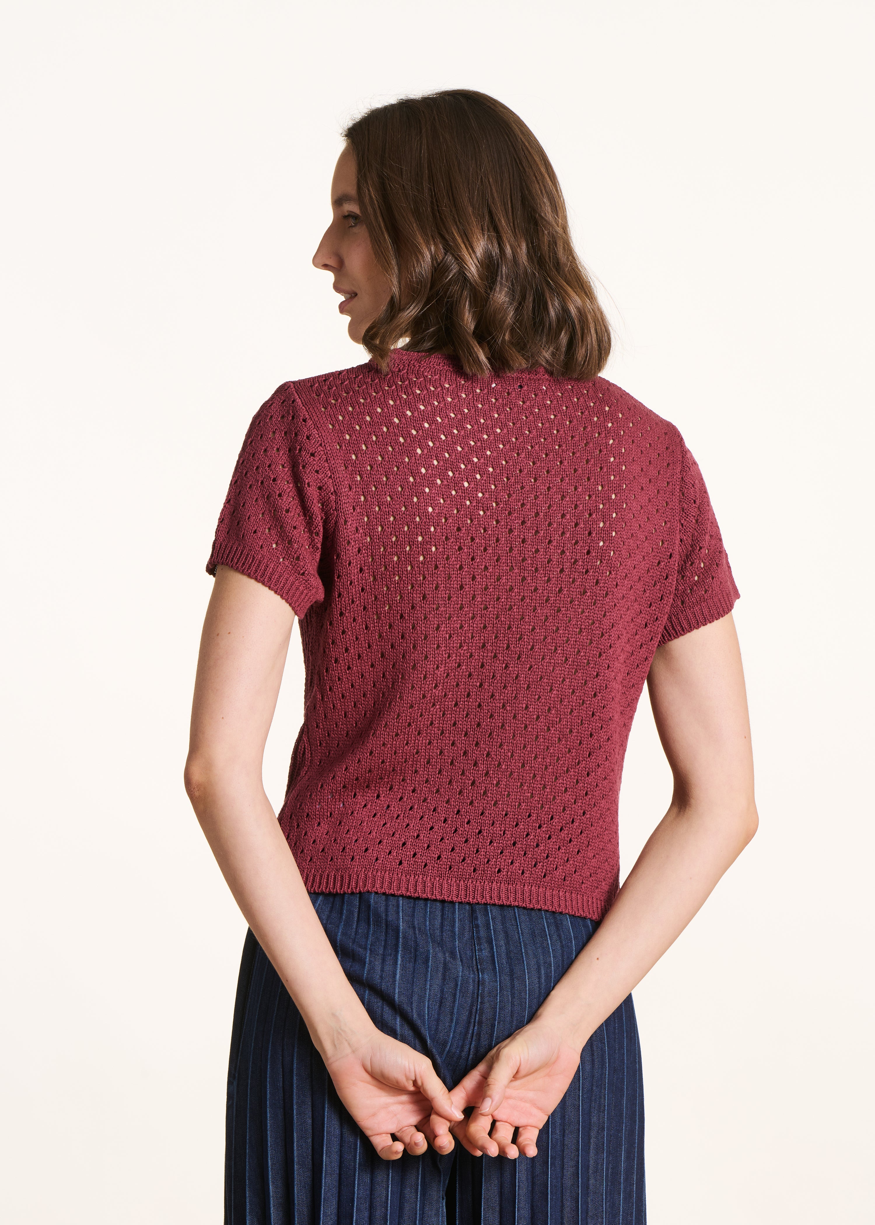 Pull rouge en maille crochet ajourée