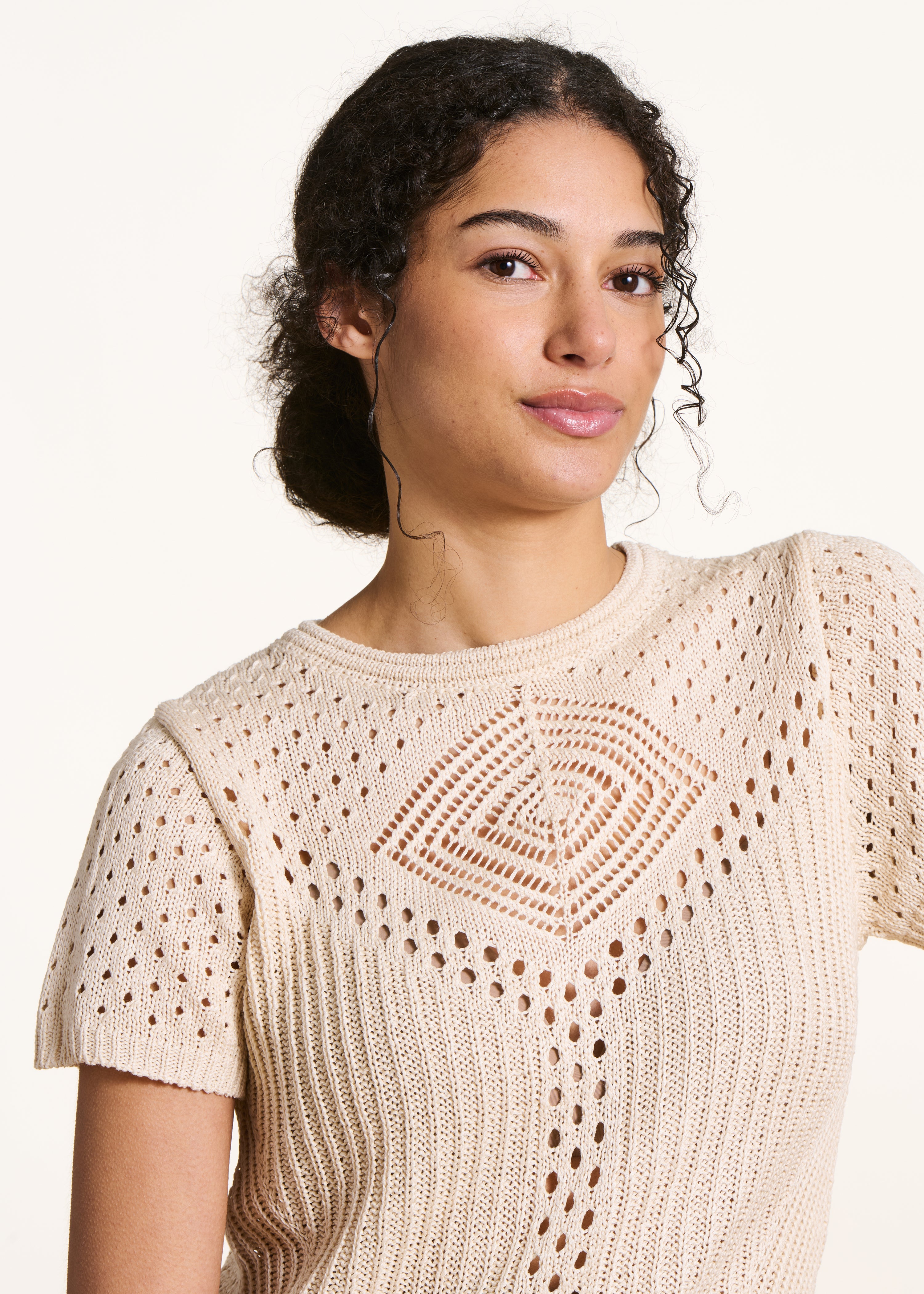 Pull écru en maille crochet ajourée
