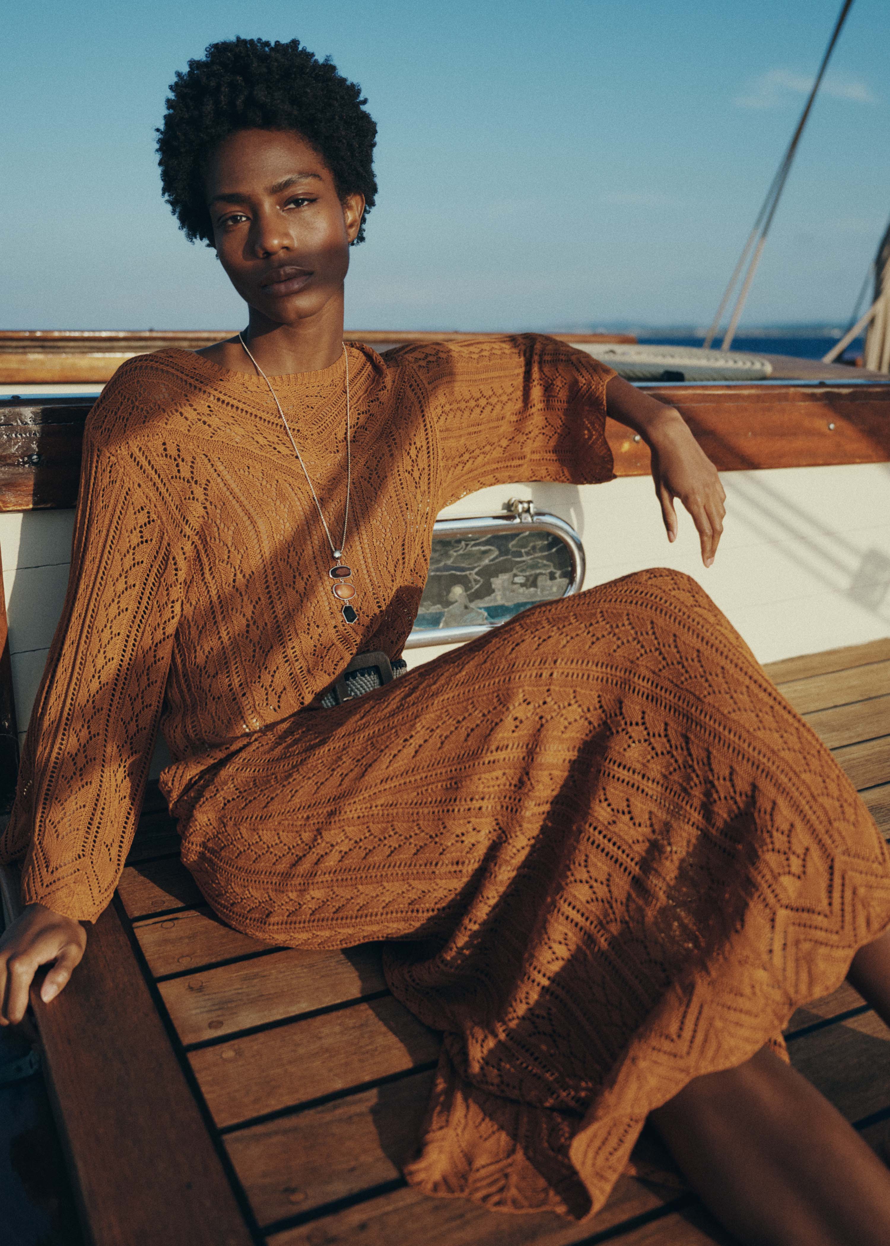 Pull court marron en maille fine ajourée