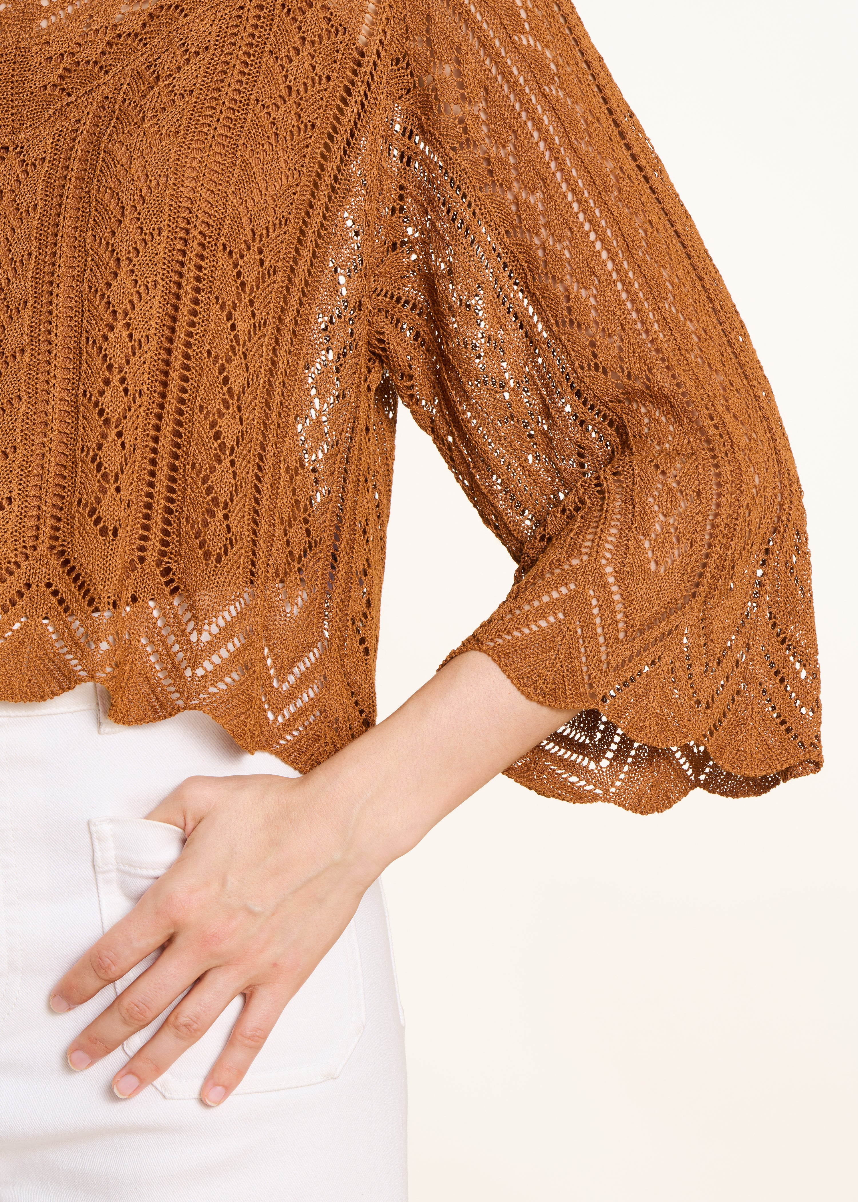 Korte trui in fijn, opengewerkt bruin breisel