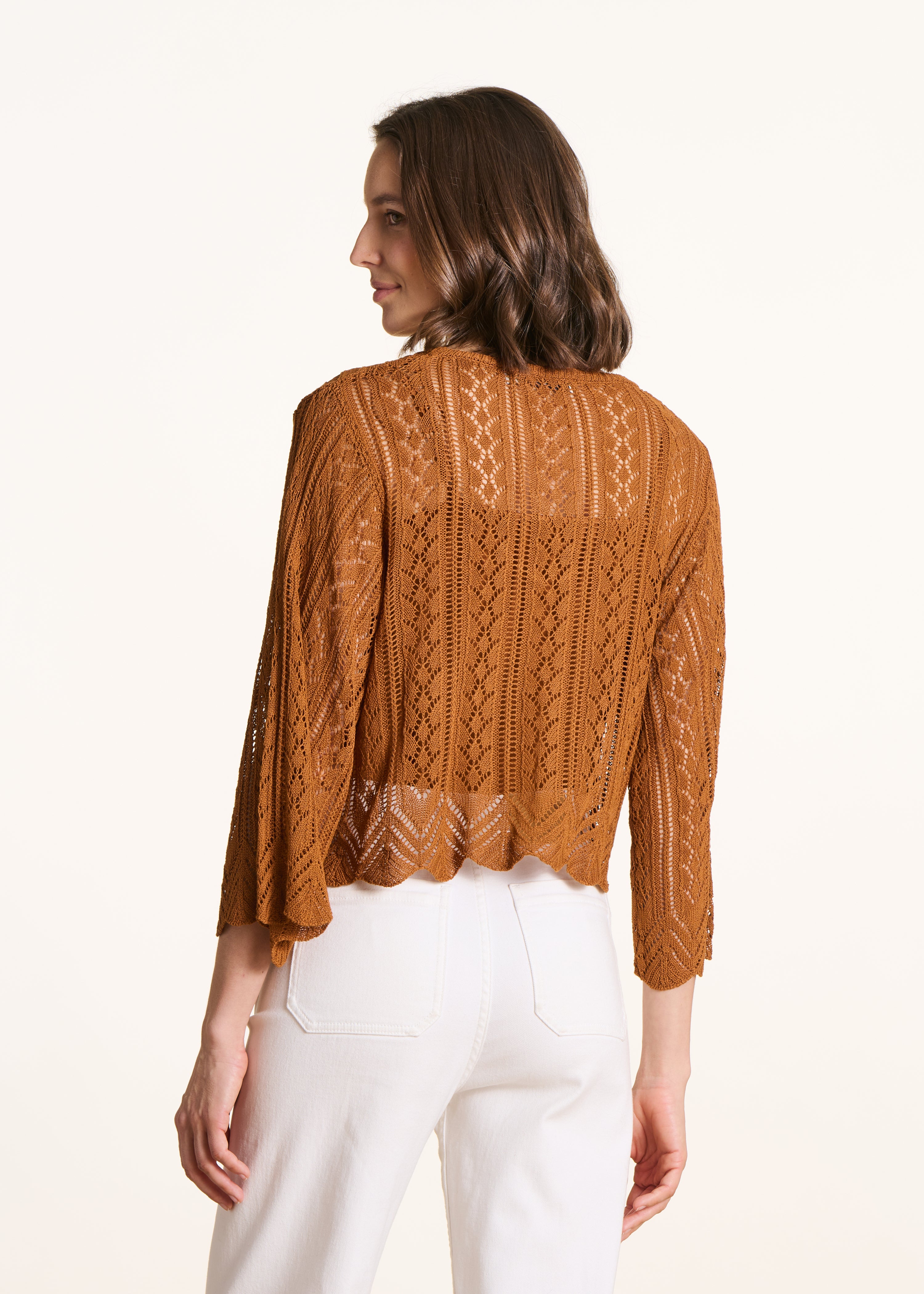 Korte trui in fijn, opengewerkt bruin breisel