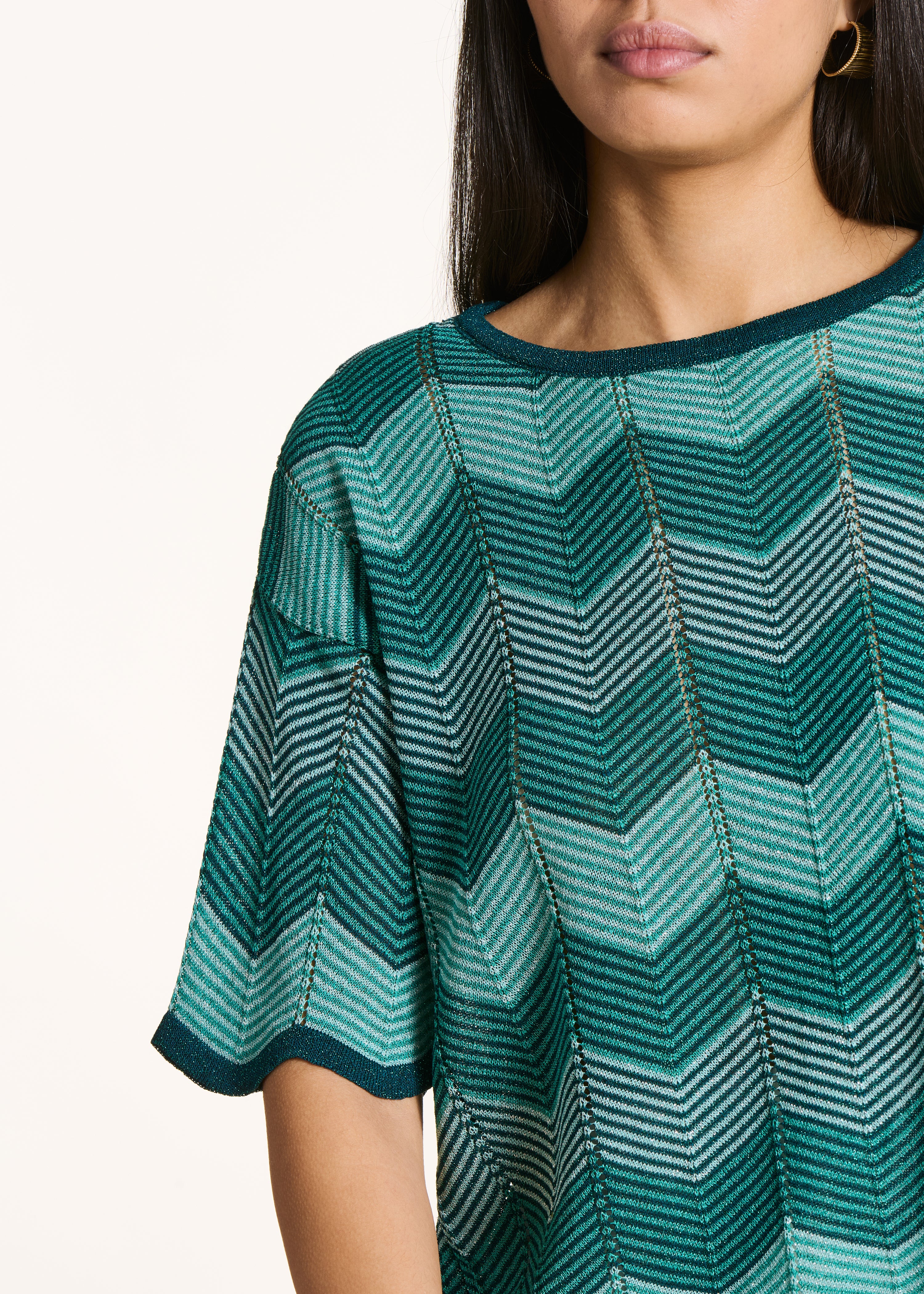 Short blue iridescent jacquard knit sweater