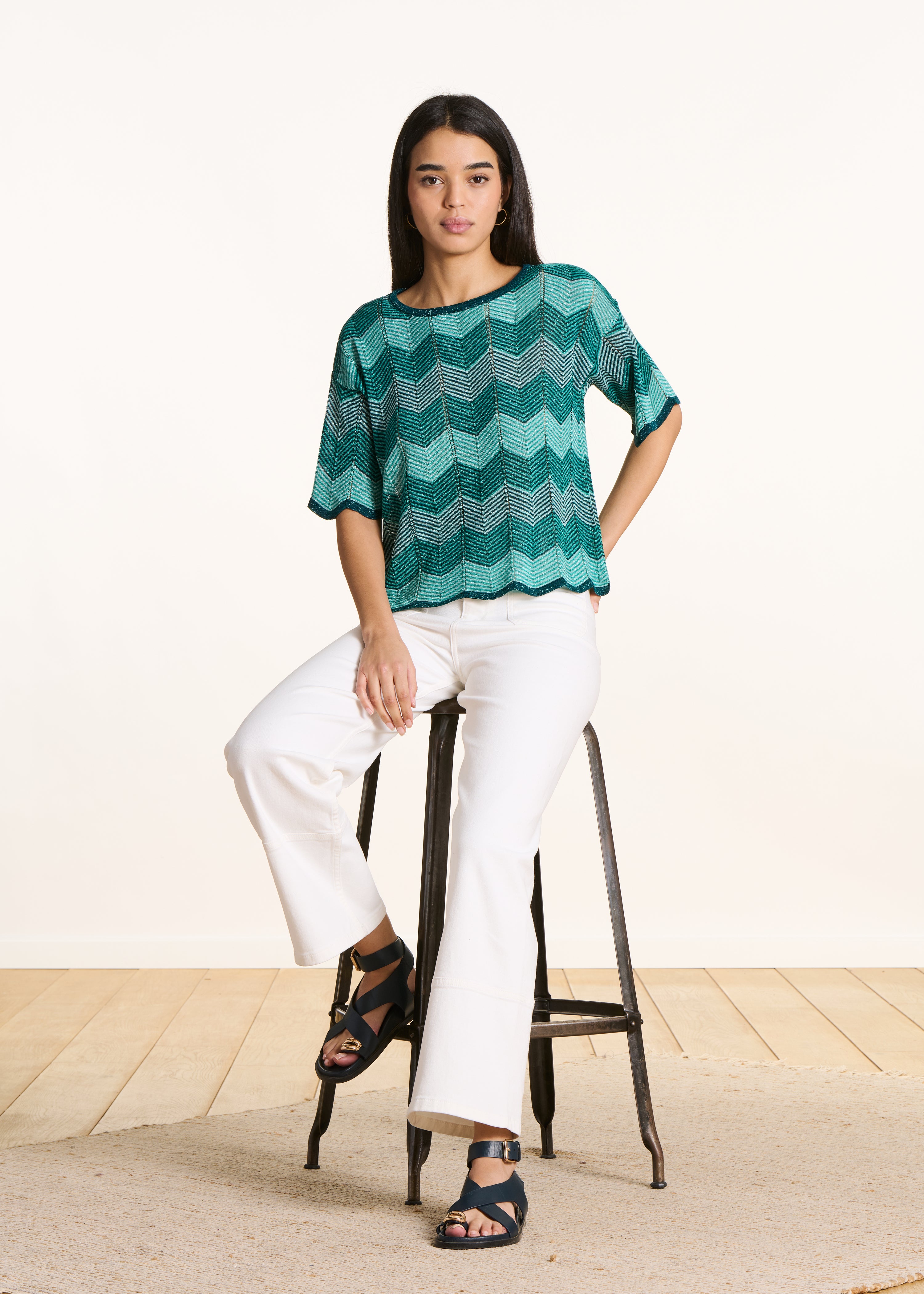 Pull court en maille bleue jacquard irisé