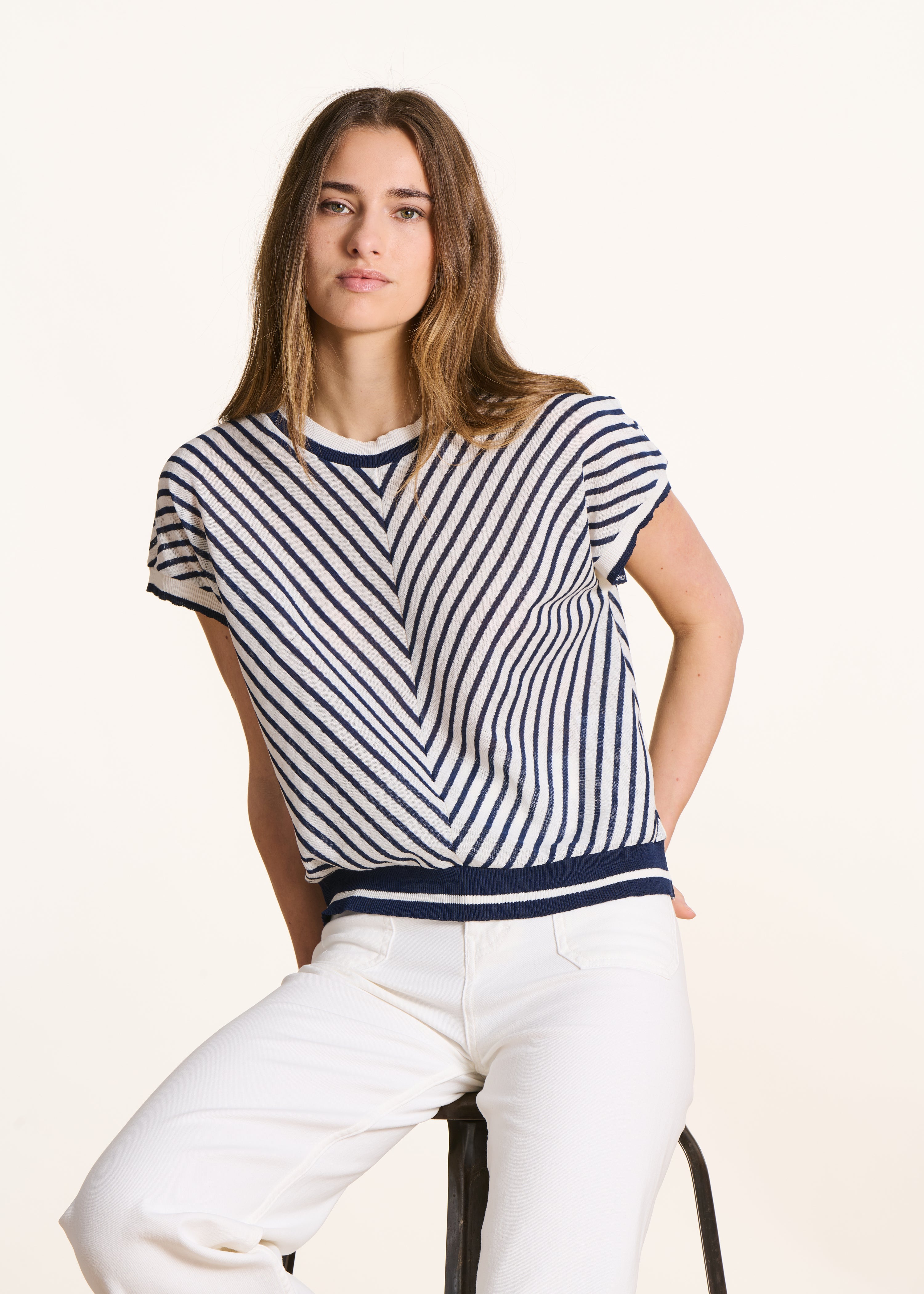 Pull court écru rayé en maille fine manches courtes