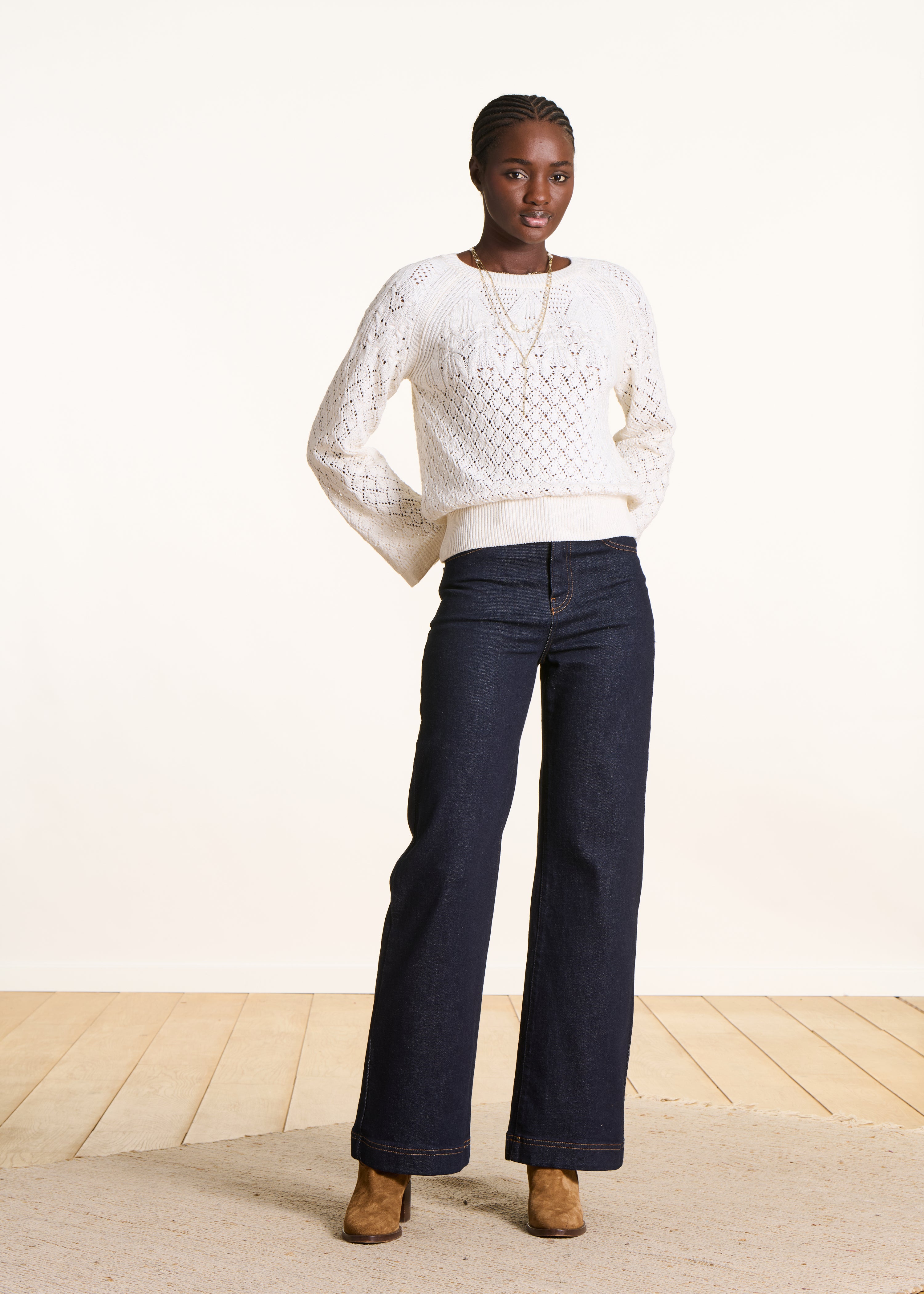 Weißer Pullover aus Lochstrick mit langen Ärmeln