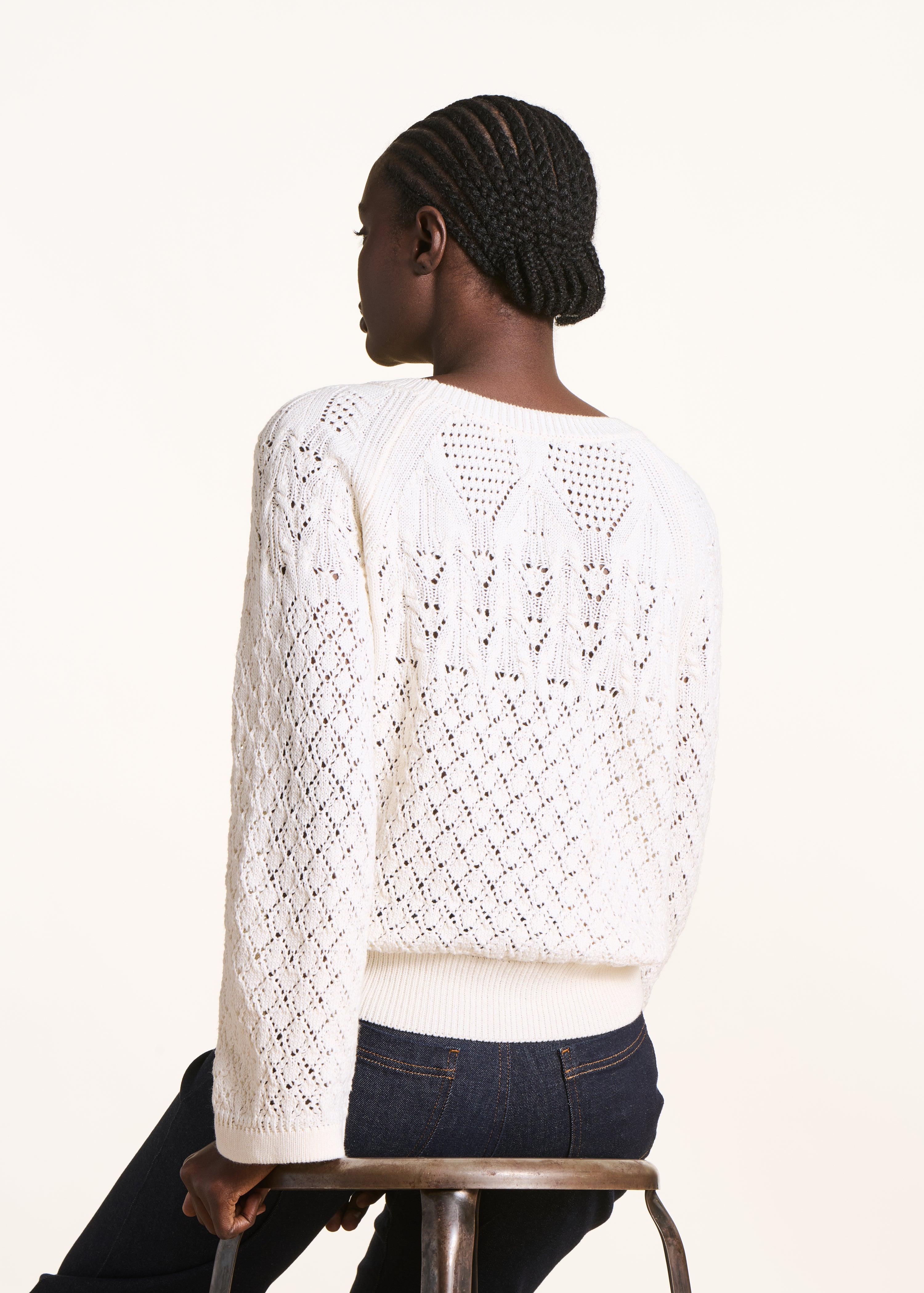 Weißer Pullover aus Lochstrick mit langen Ärmeln