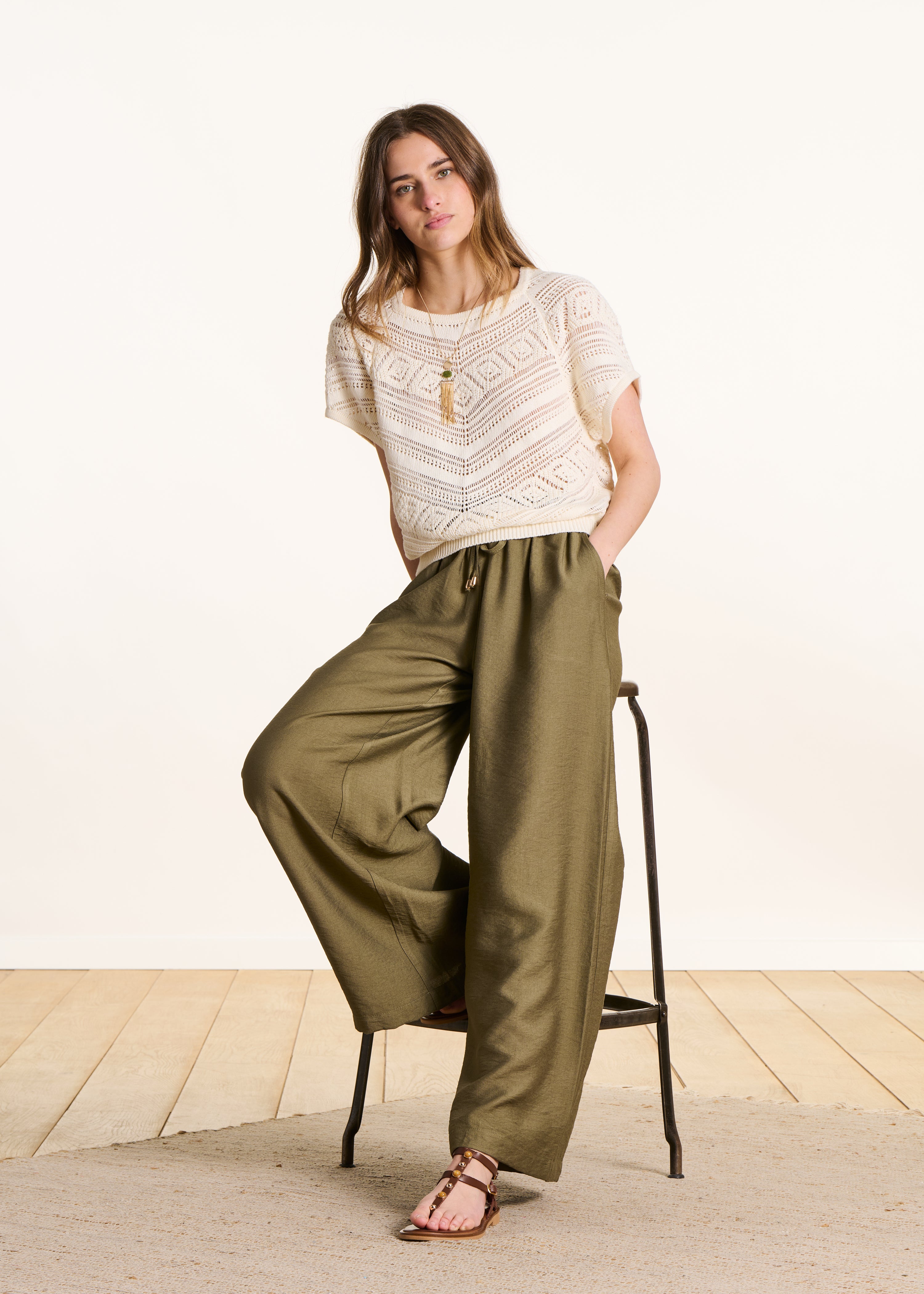 Pull manches courtes écru en maille ajourée