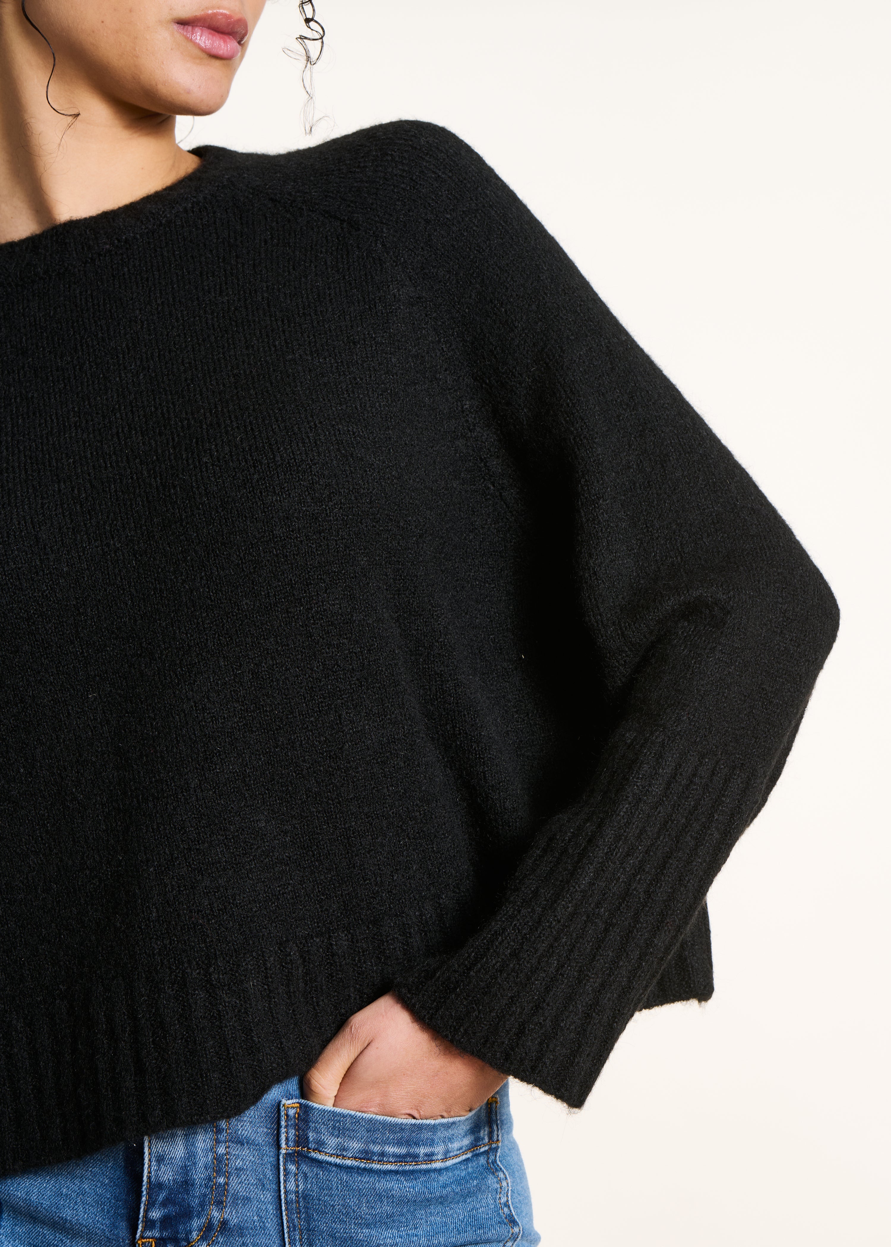 Schwarzer Cape-Pullover aus weichem Strick