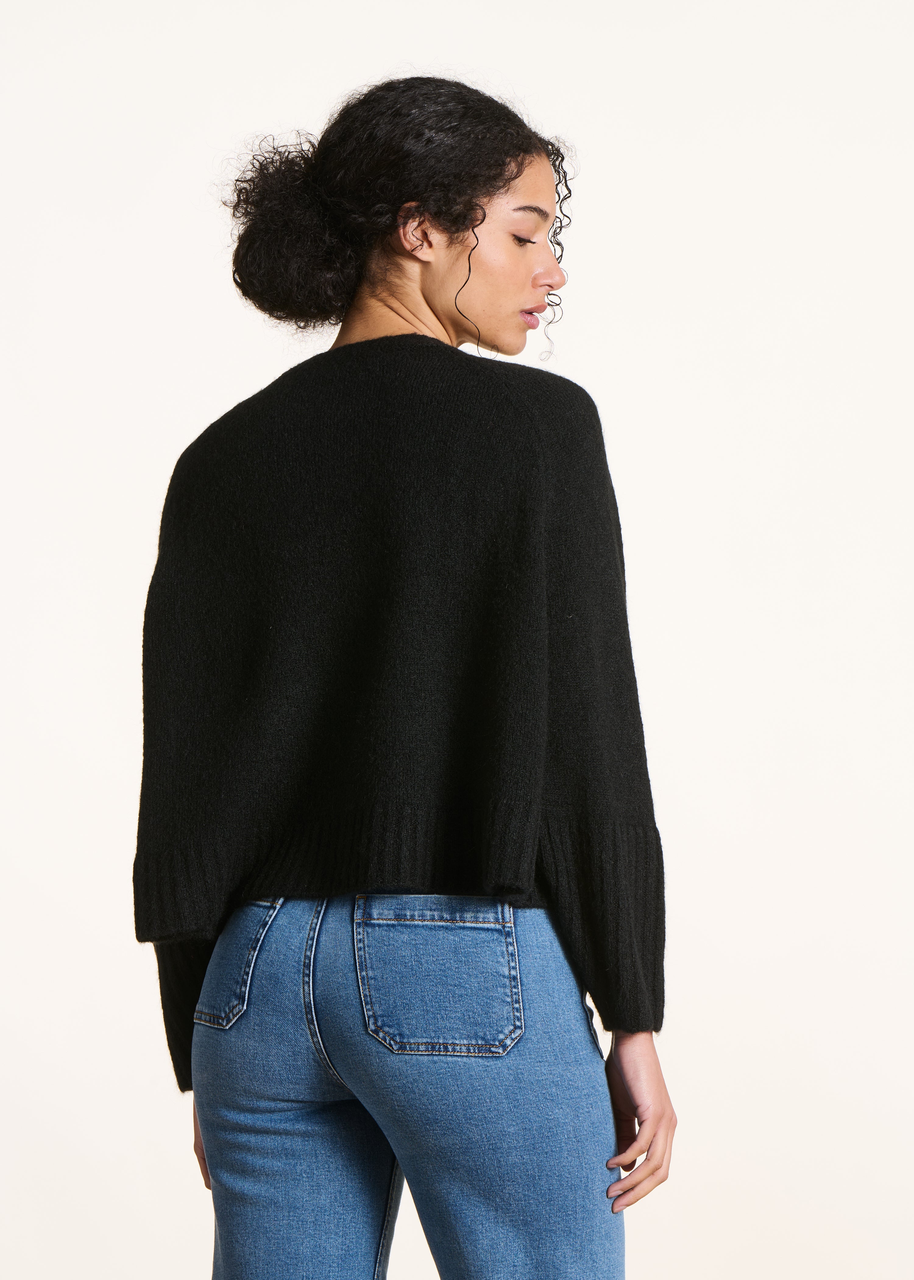 Schwarzer Cape-Pullover aus weichem Strick