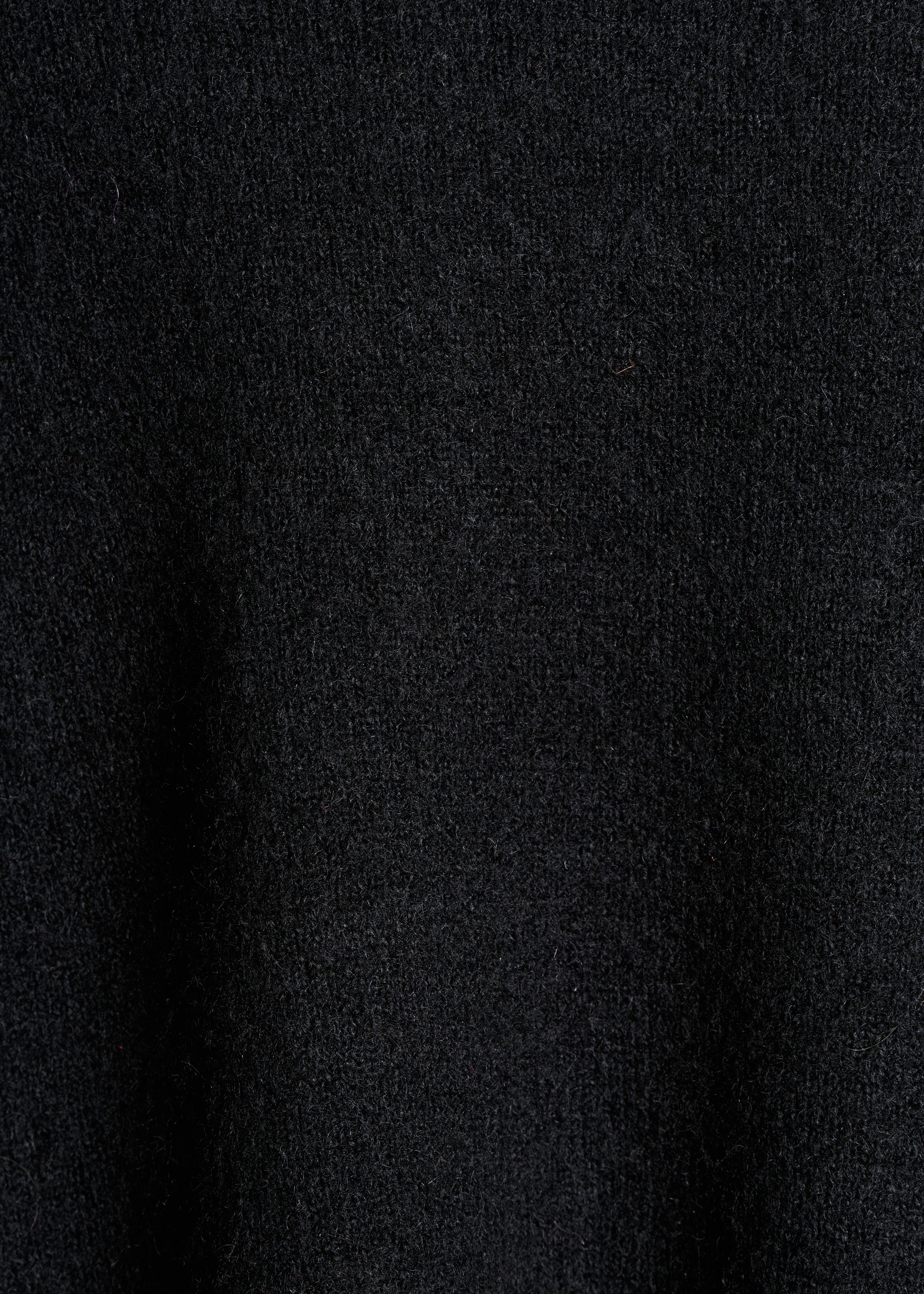 Schwarzer Cape-Pullover aus weichem Strick