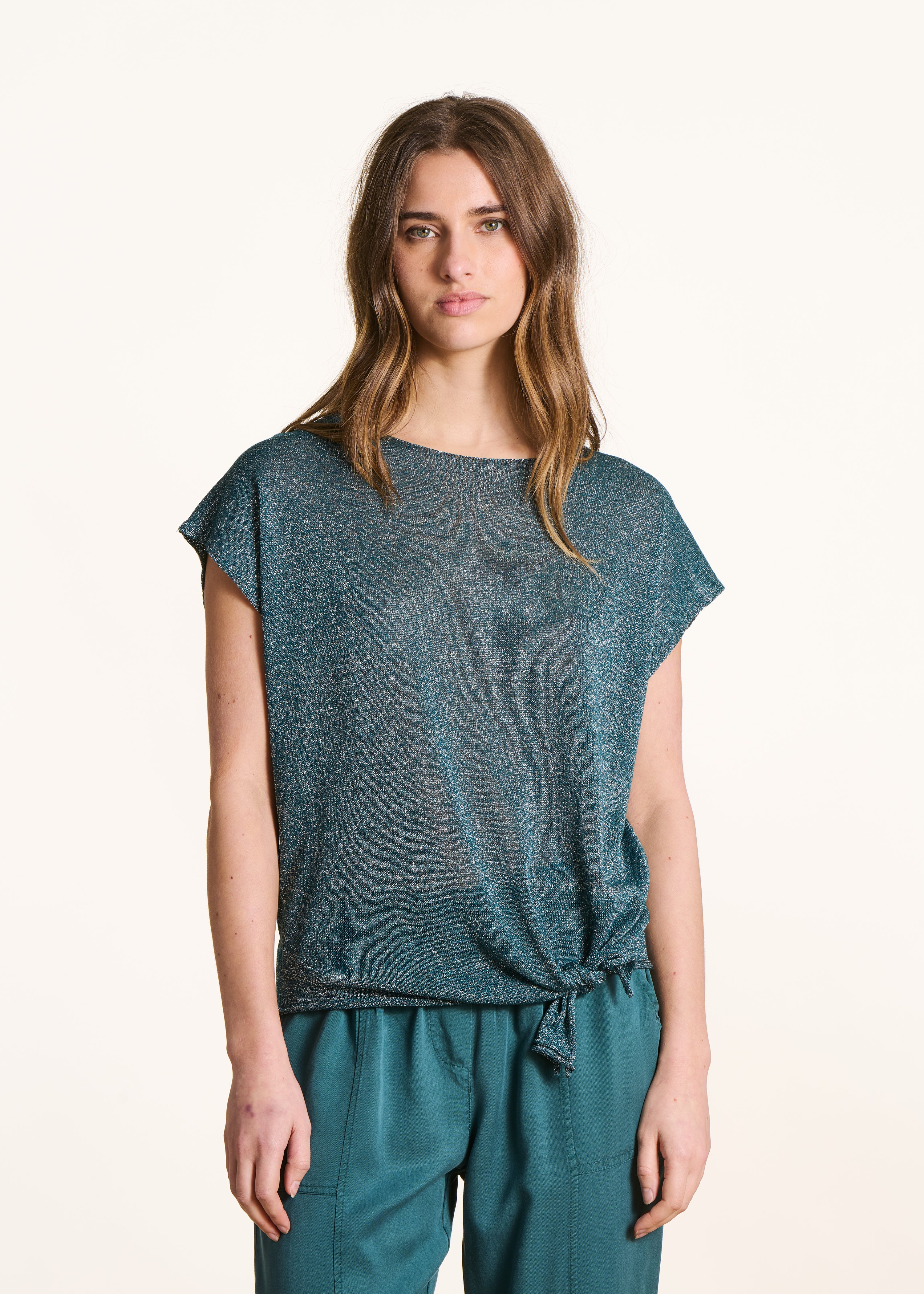 Pull court bleu pétrole en maille irisée manches courtes