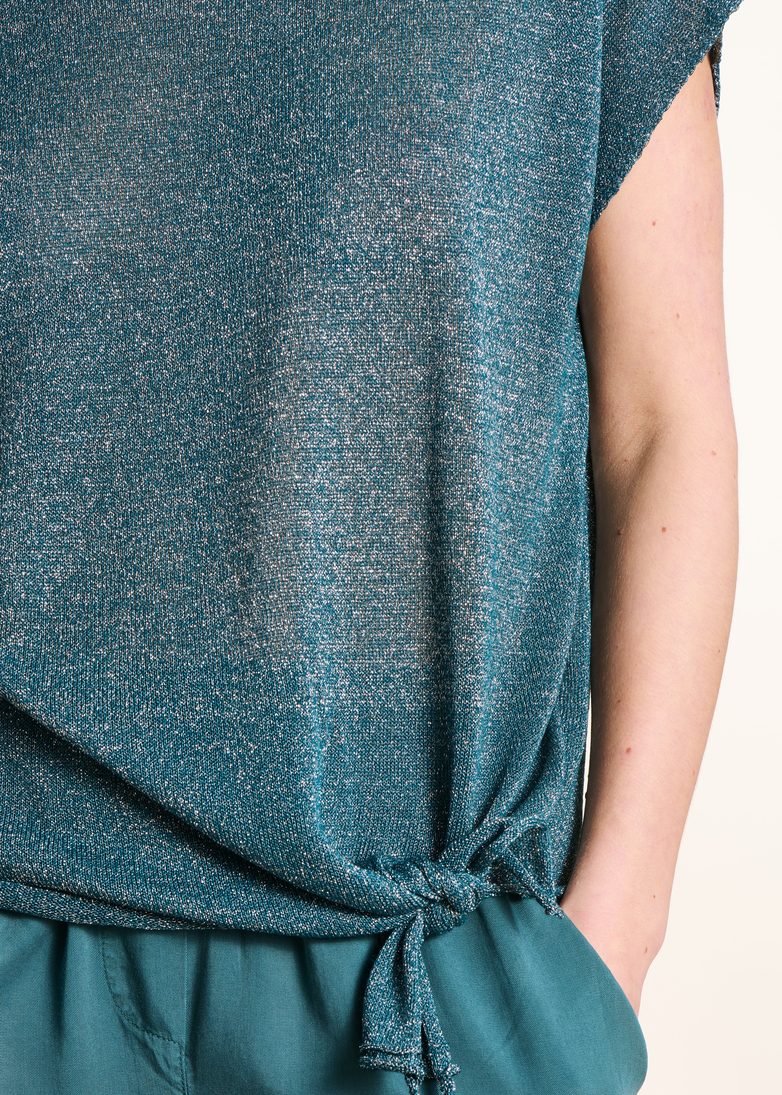 Pull court bleu pétrole en maille irisée manches courtes