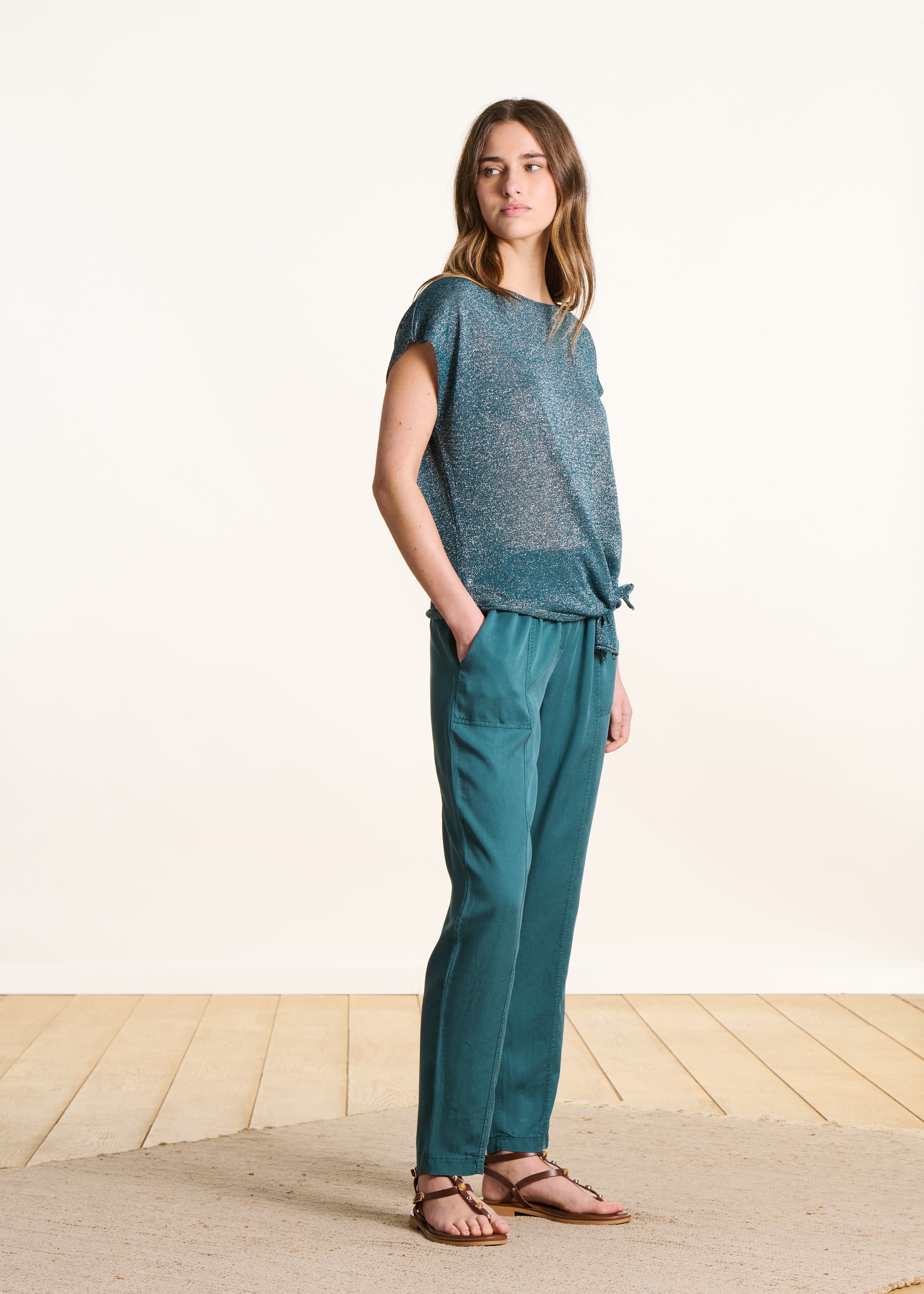 Pull court bleu pétrole en maille irisée manches courtes