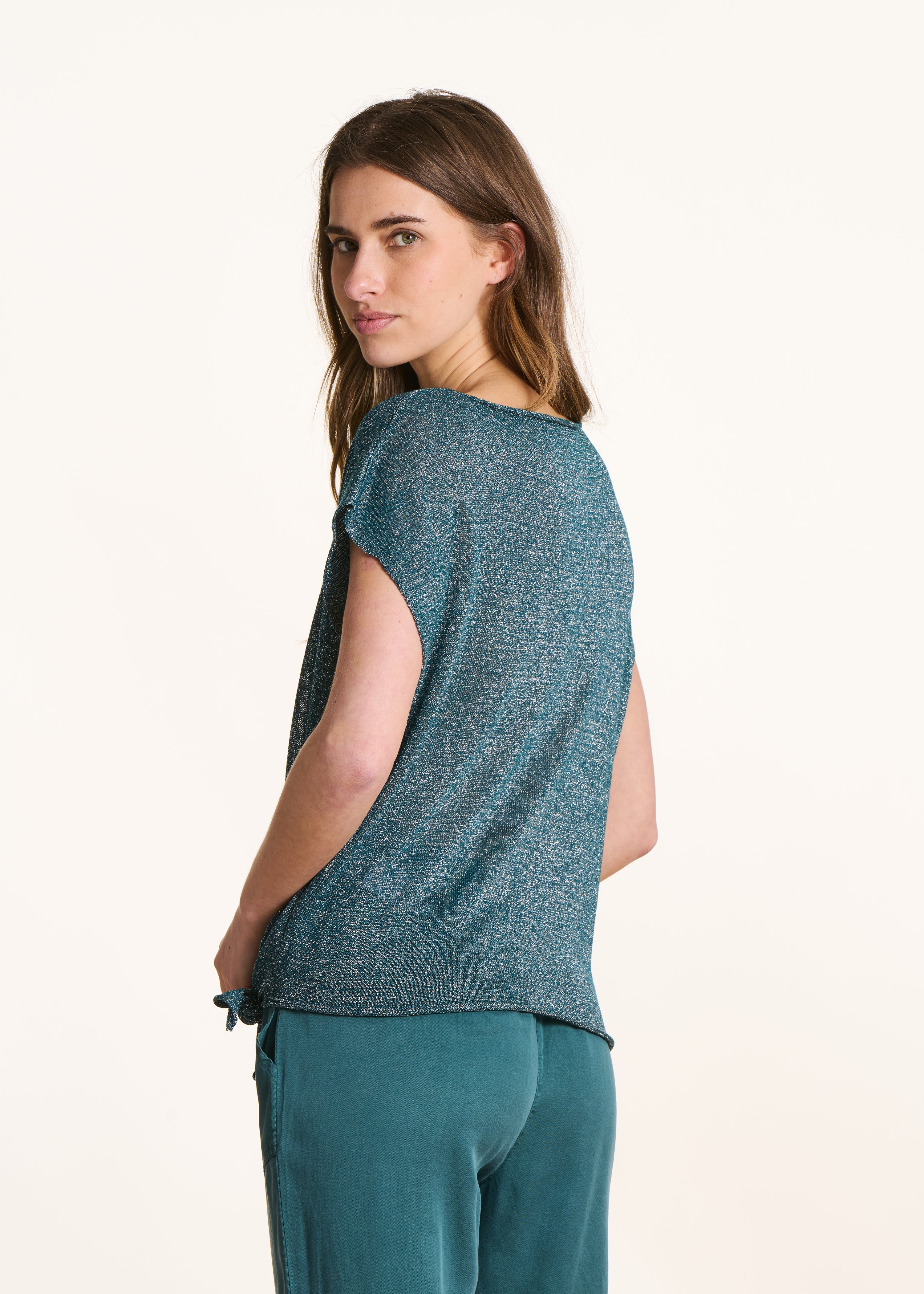 Pull court bleu pétrole en maille irisée manches courtes