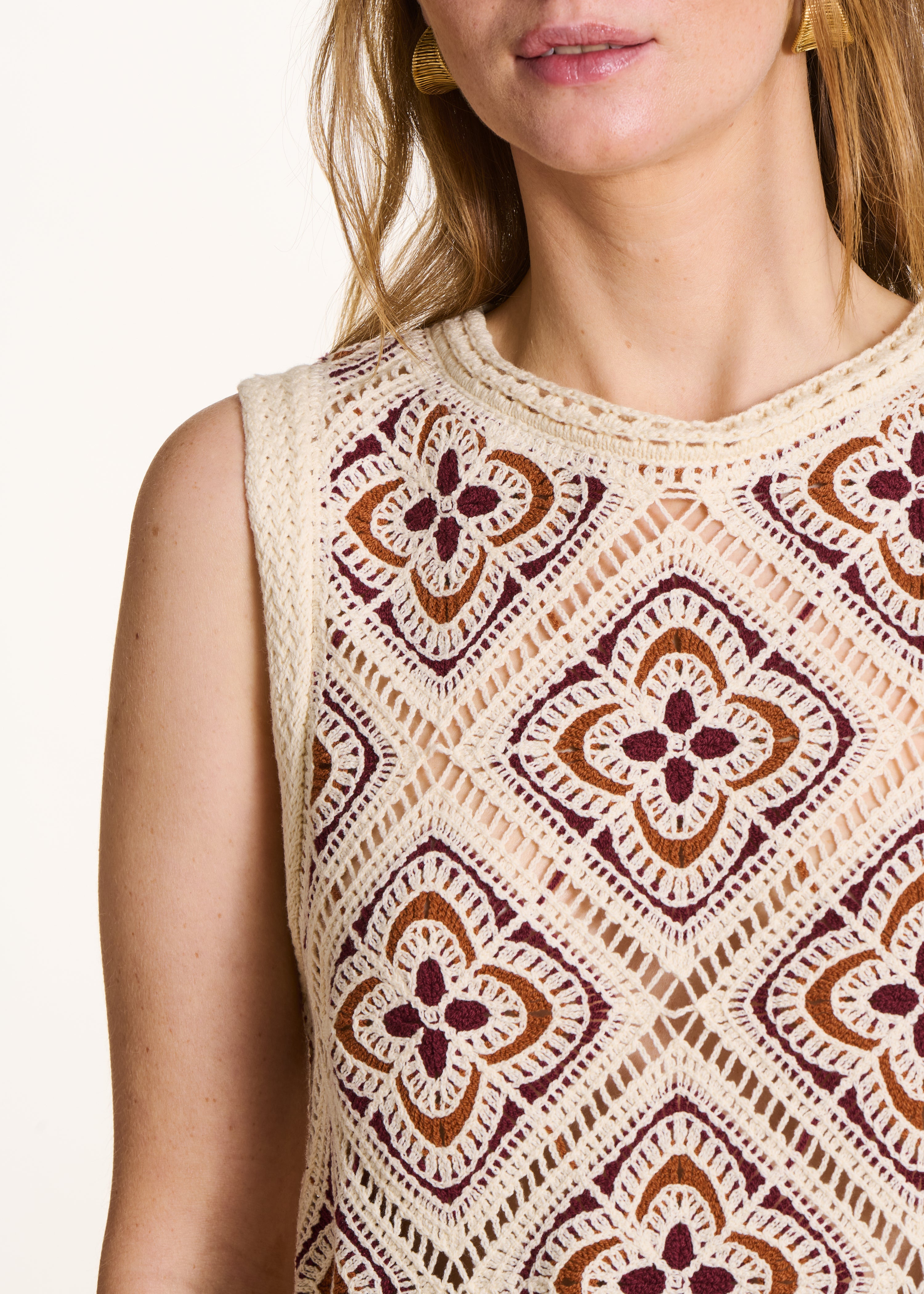 Jersey sin mangas color crudo en punto de ganchillo