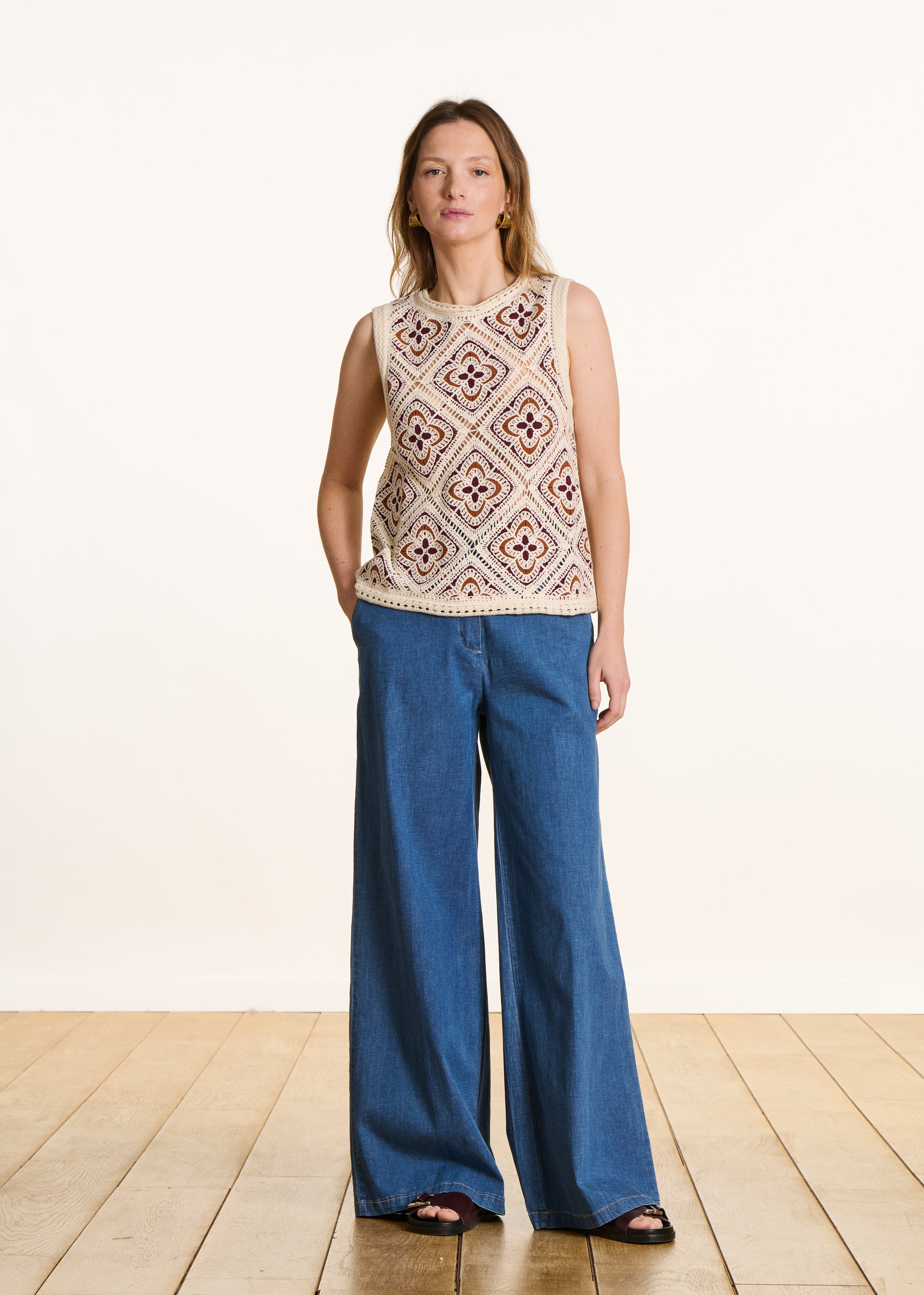 Jersey sin mangas color crudo en punto de ganchillo