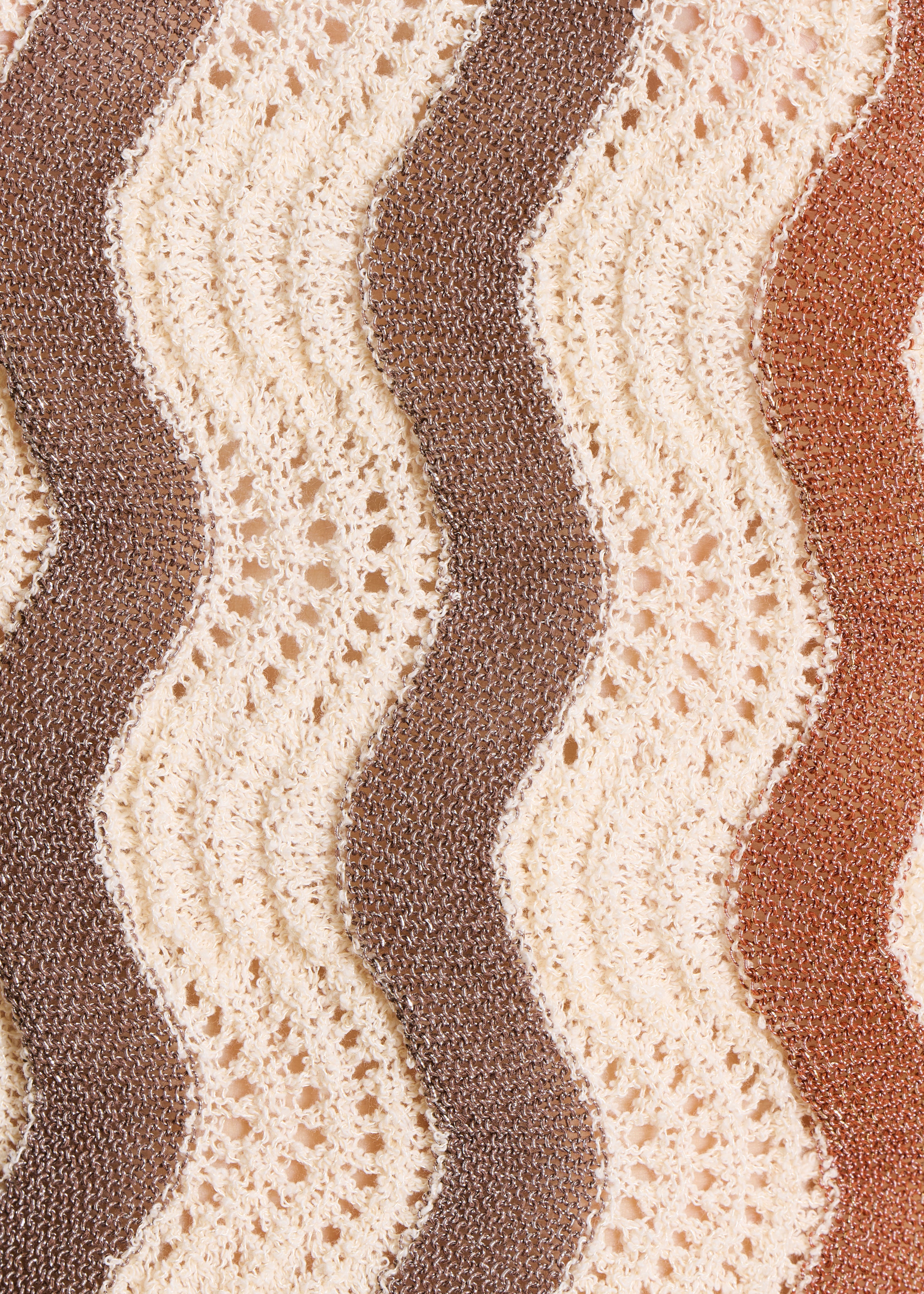 Pull écru mit Streifen und U-Boot-Ausschnitt