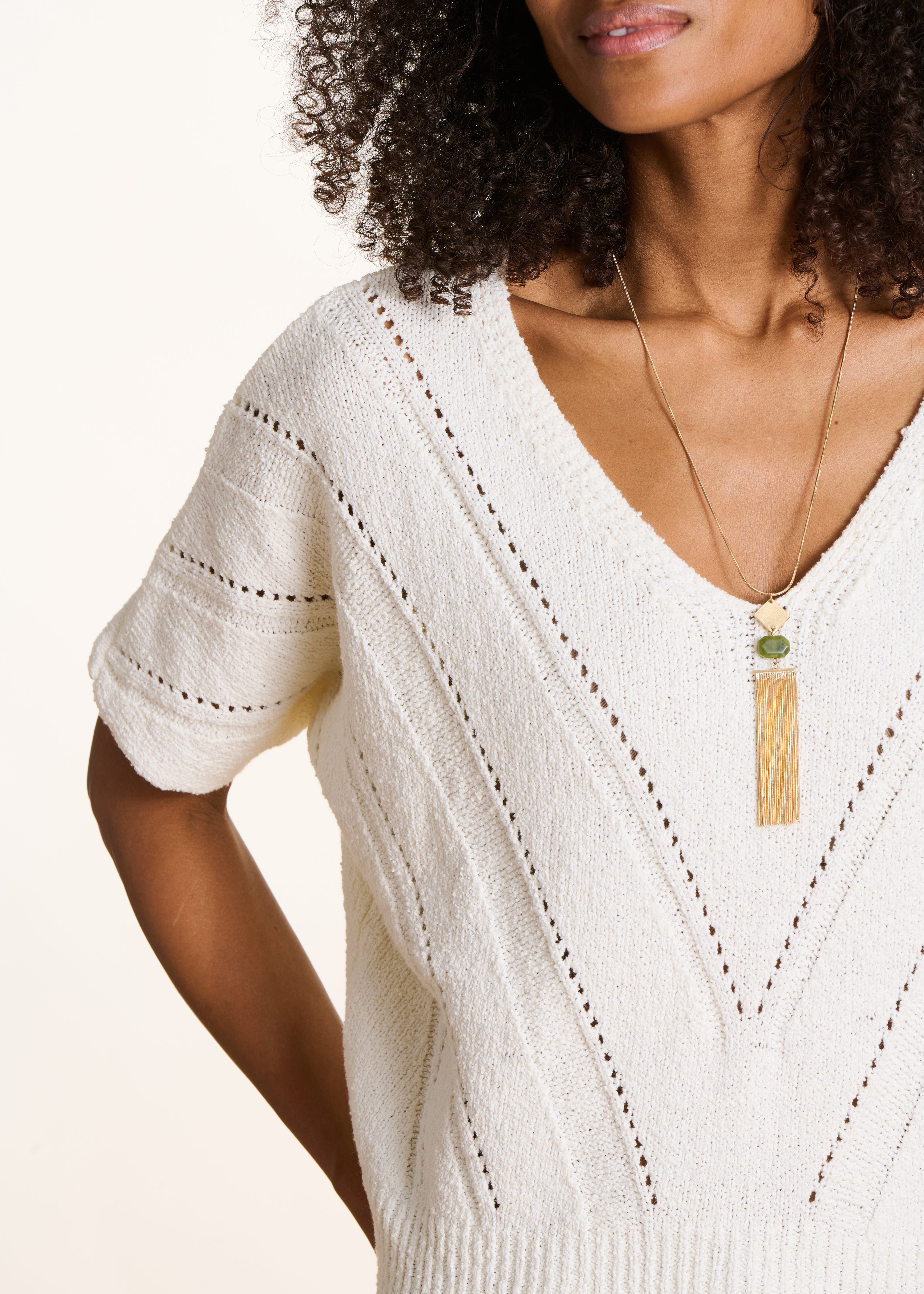 Losvallende écru trui van opengewerkte stof met korte mouwen