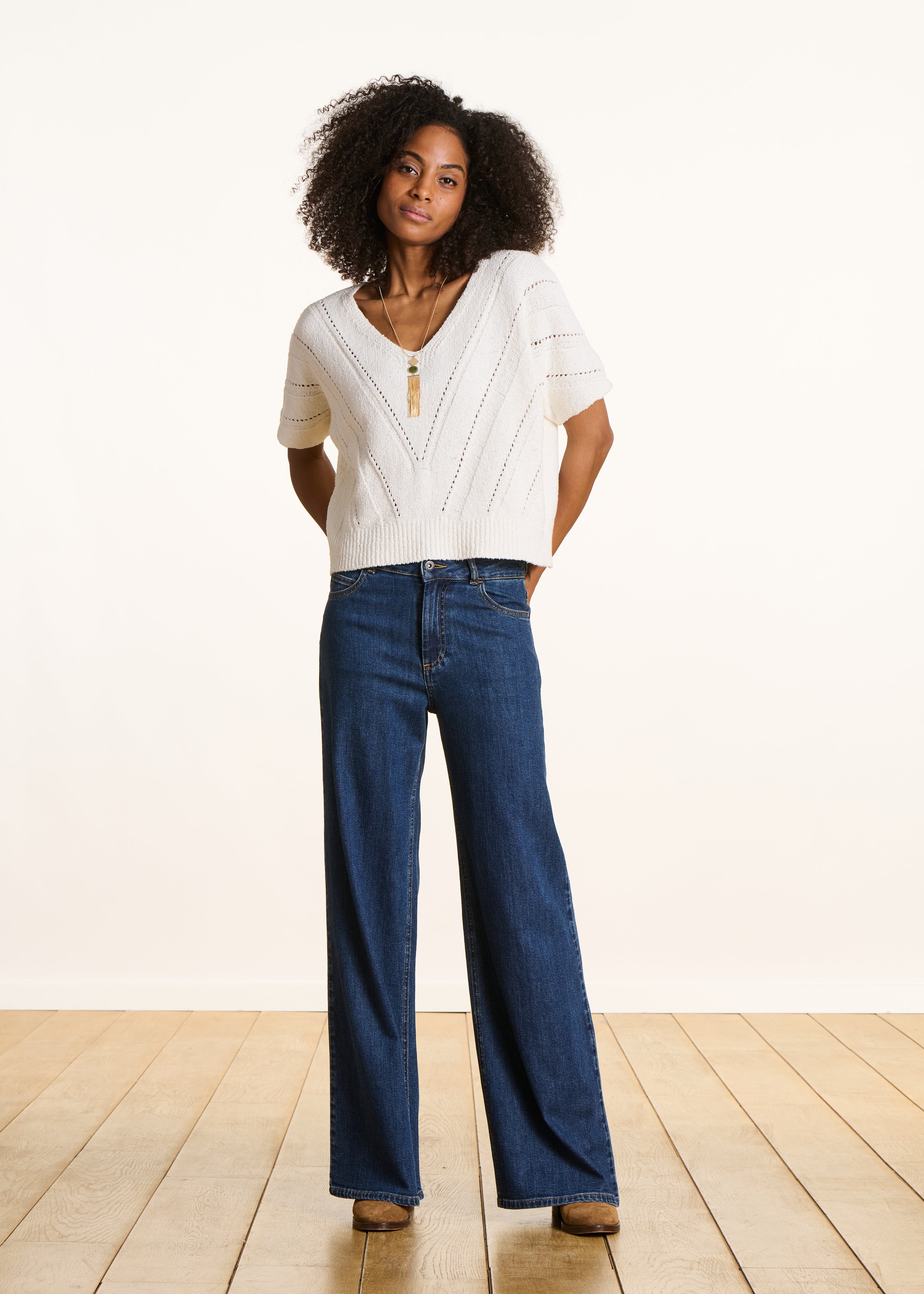 Losvallende écru trui van opengewerkte stof met korte mouwen