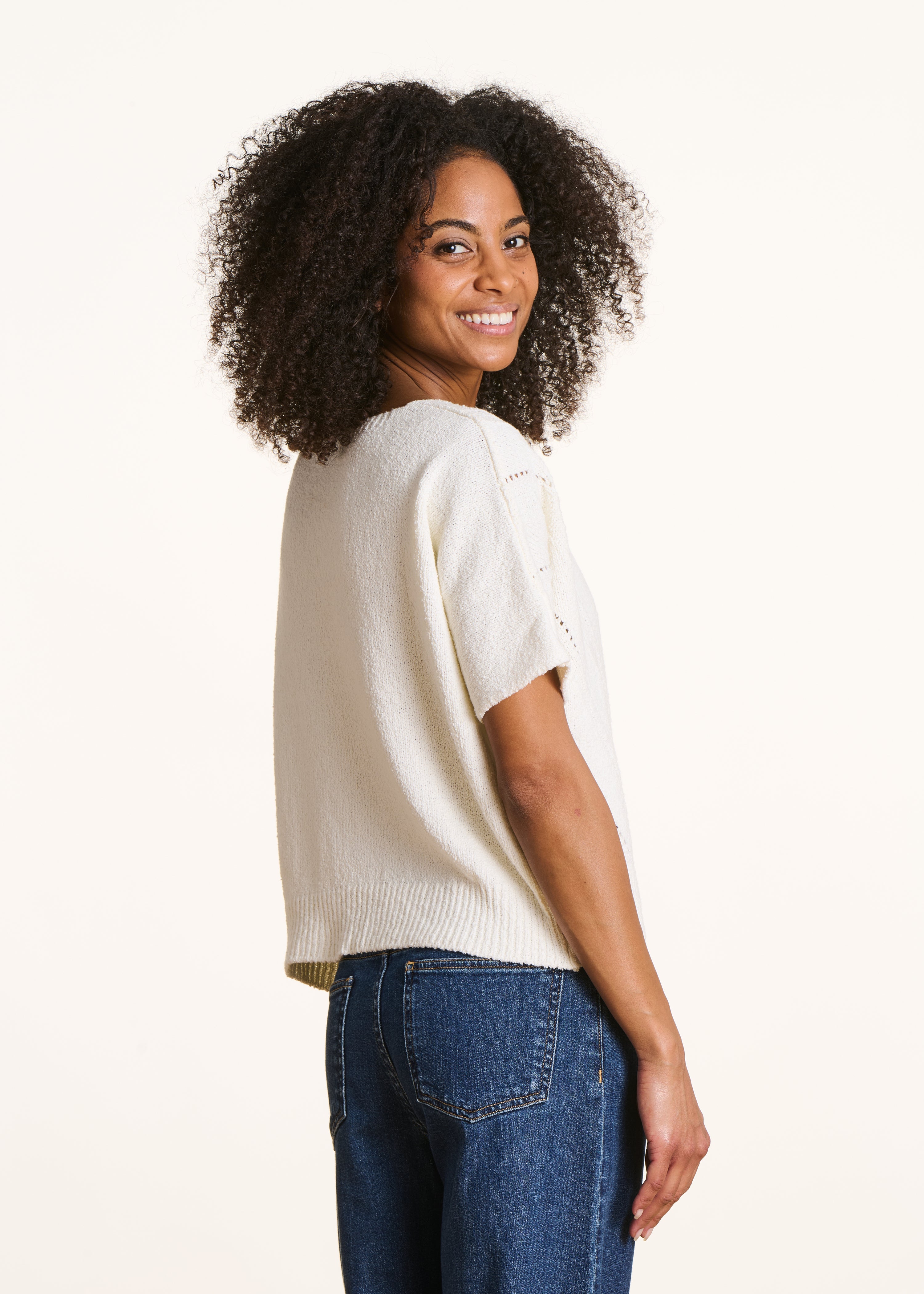 Losvallende écru trui van opengewerkte stof met korte mouwen