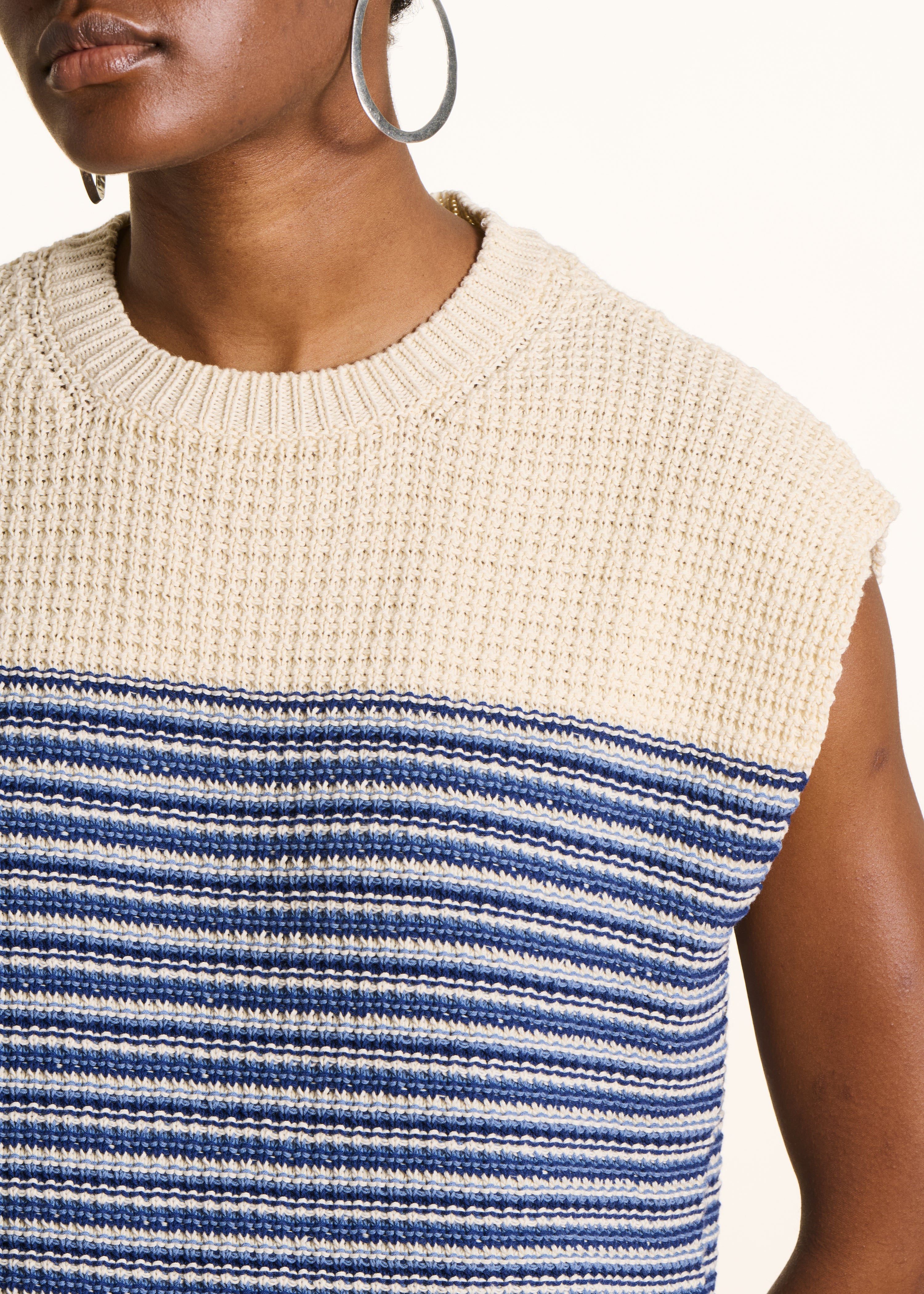 Pull bleu rayé en coton col rond manches courtes