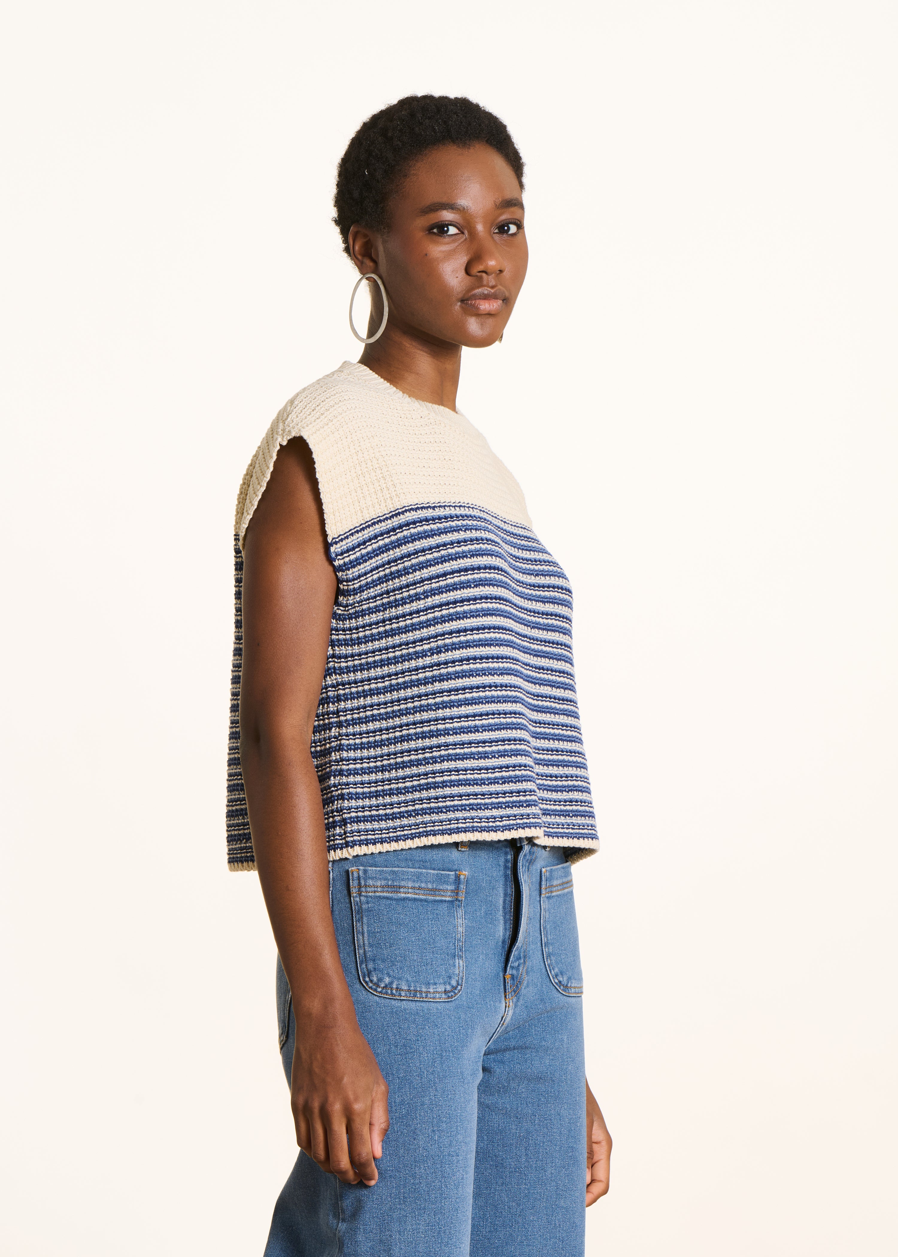 Pull bleu rayé en coton col rond manches courtes