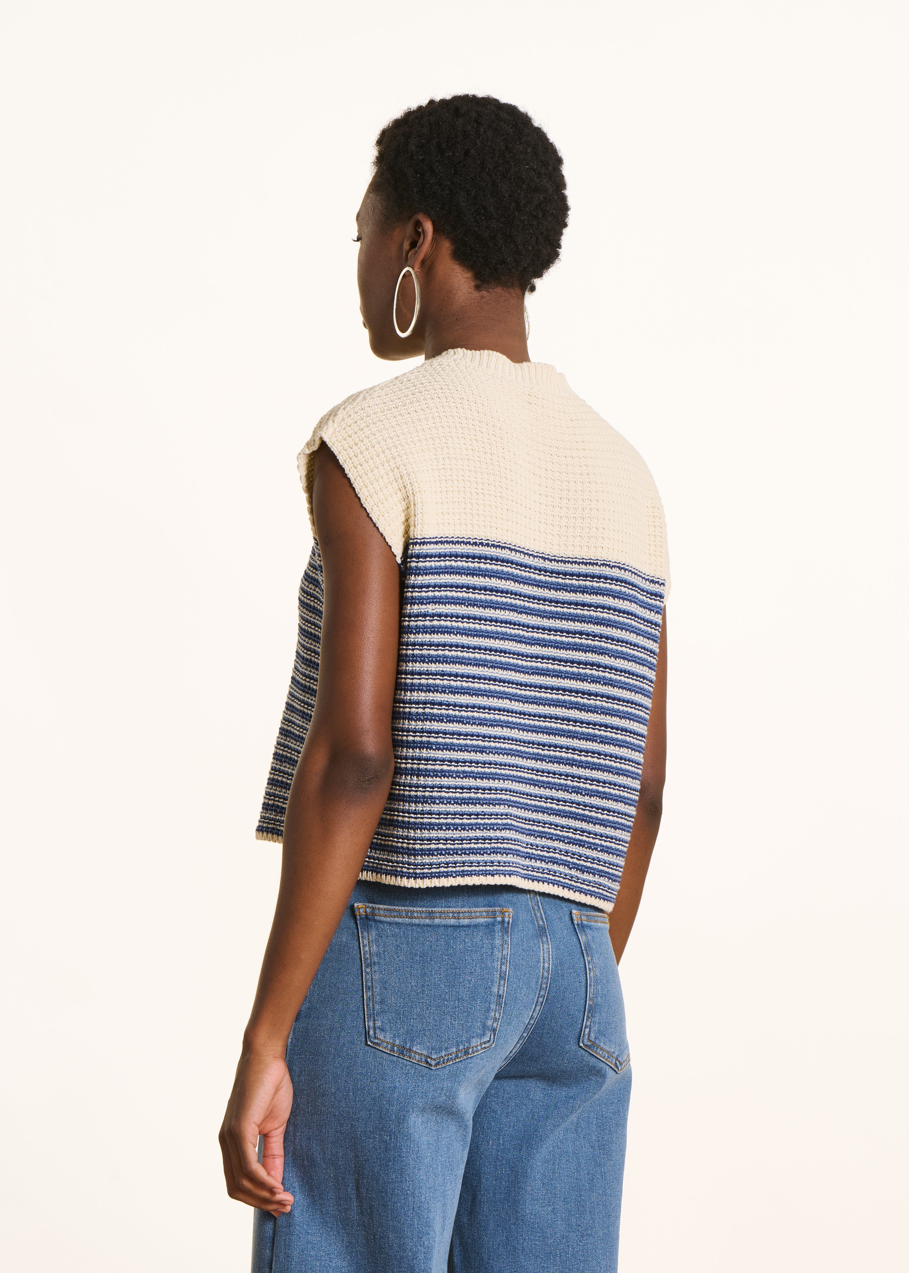 Pull bleu rayé en coton col rond manches courtes