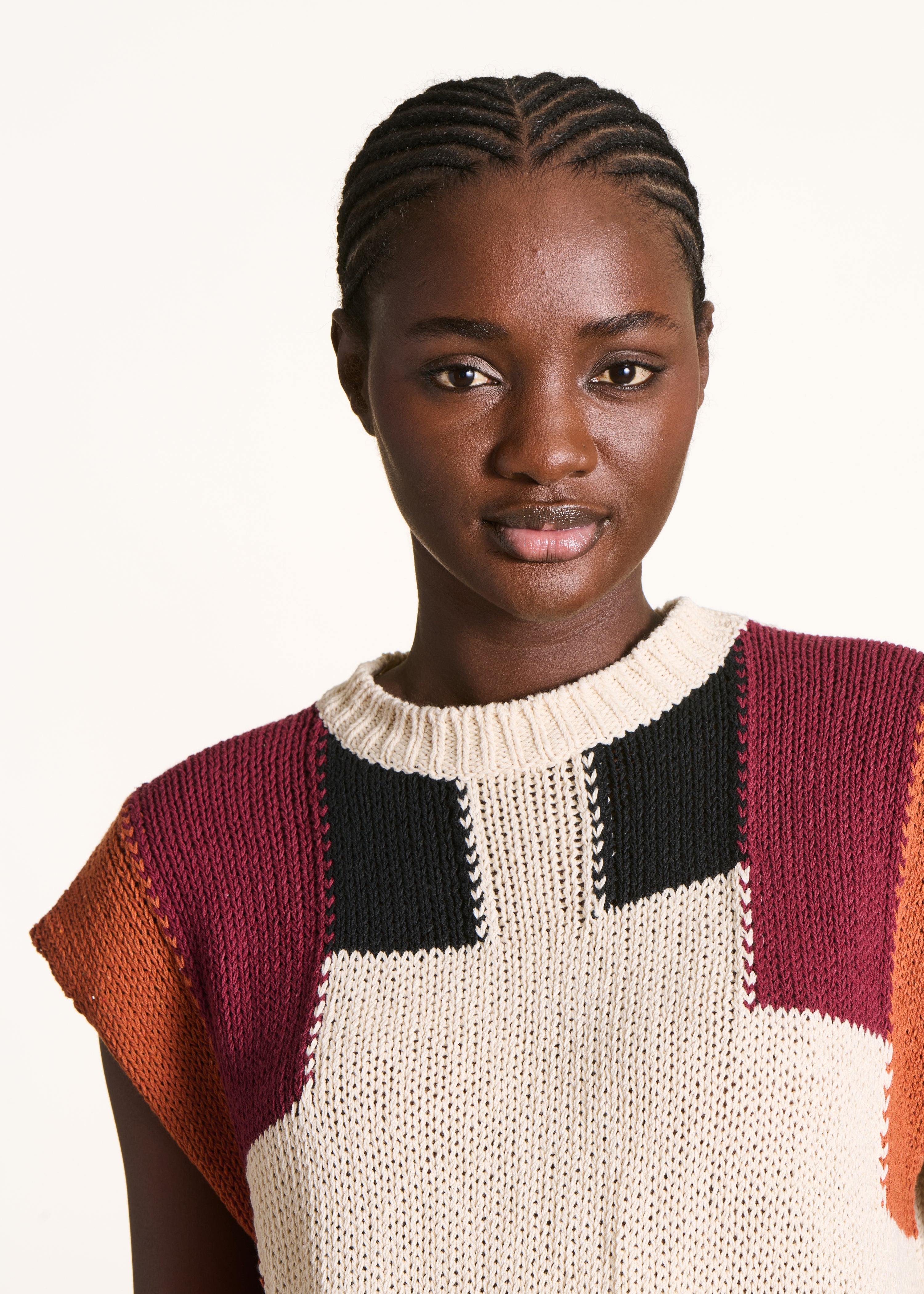 Wit en bruine trui met ronde hals en korte mouwen