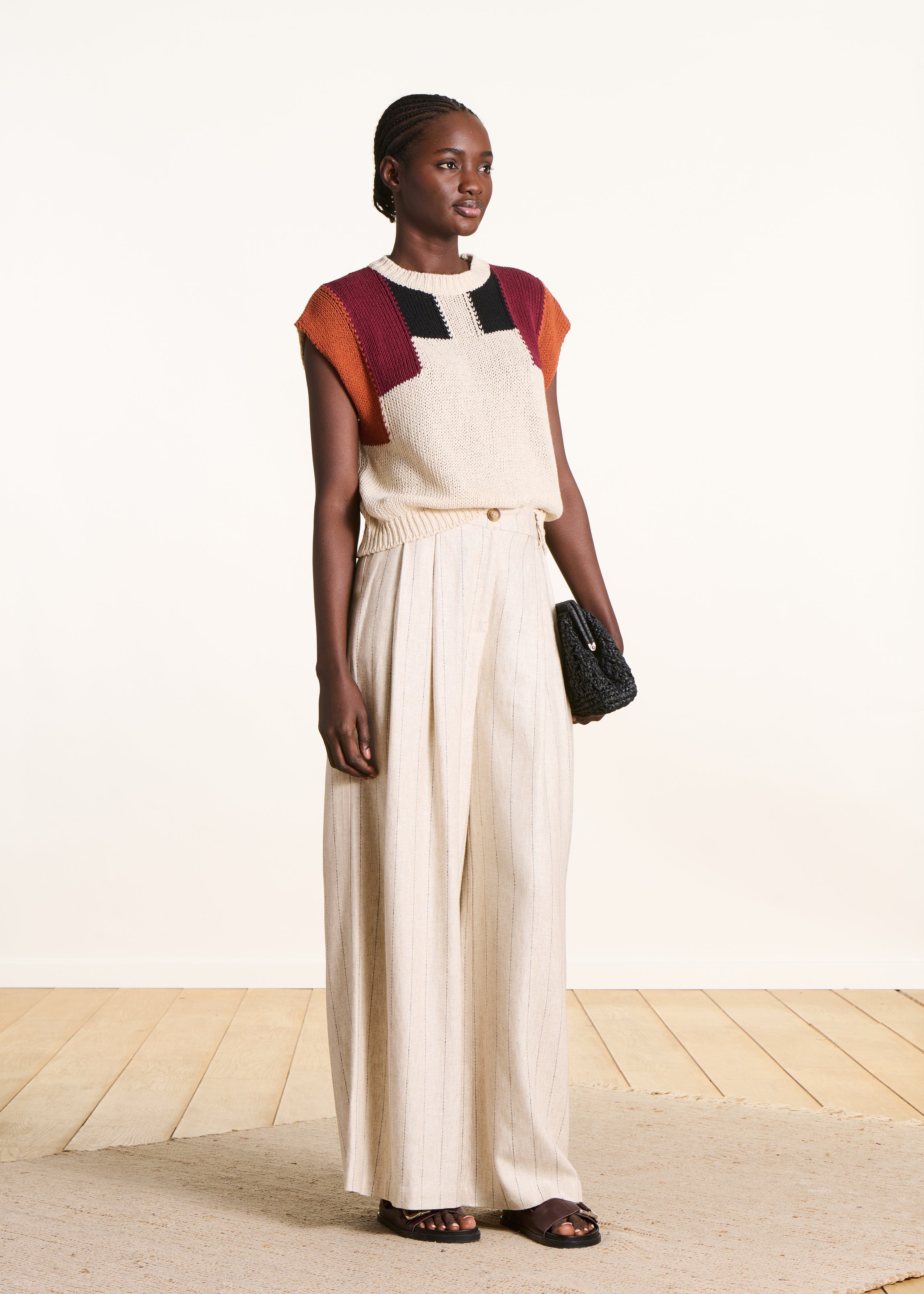 Wit en bruine trui met ronde hals en korte mouwen