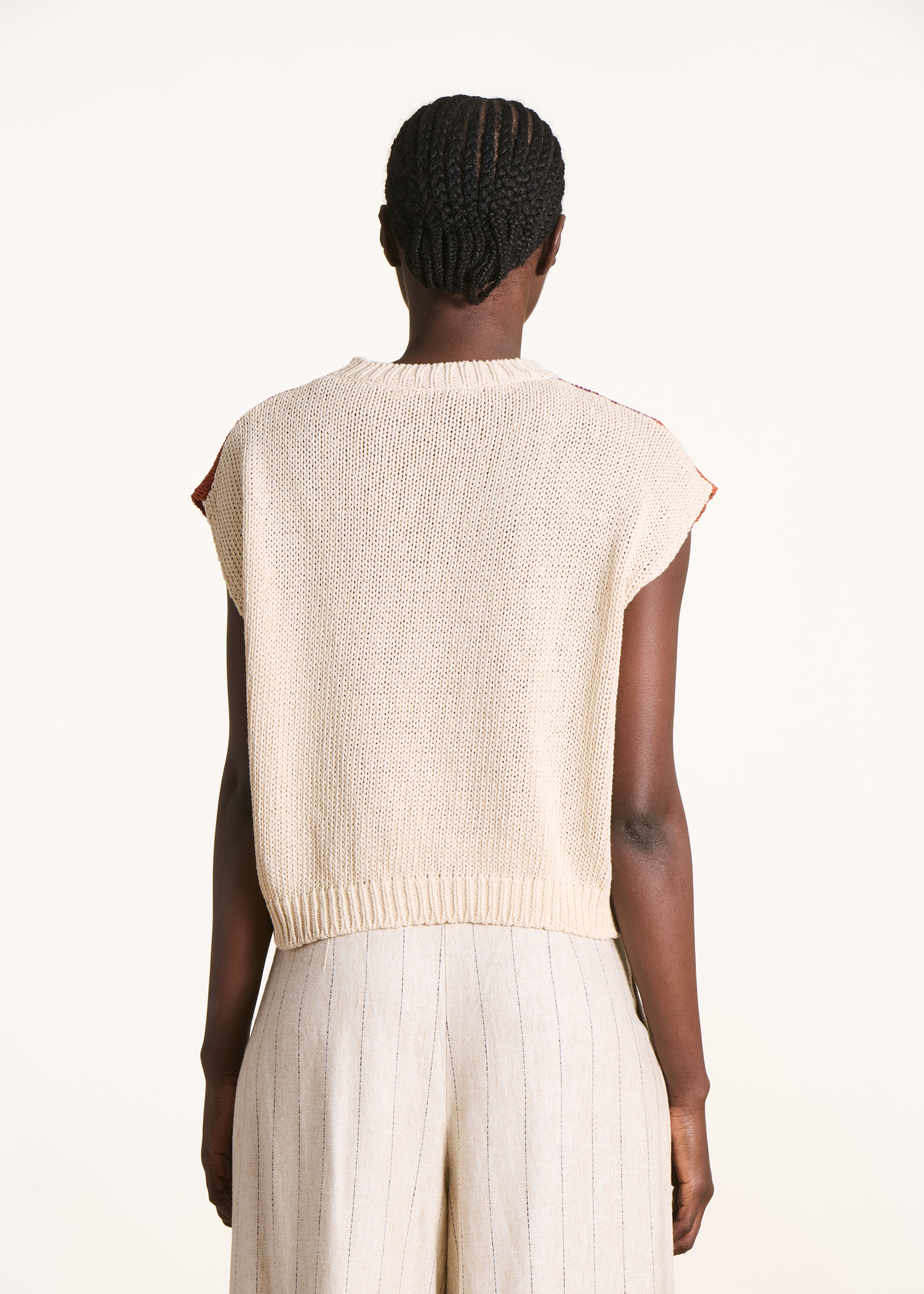 Wit en bruine trui met ronde hals en korte mouwen