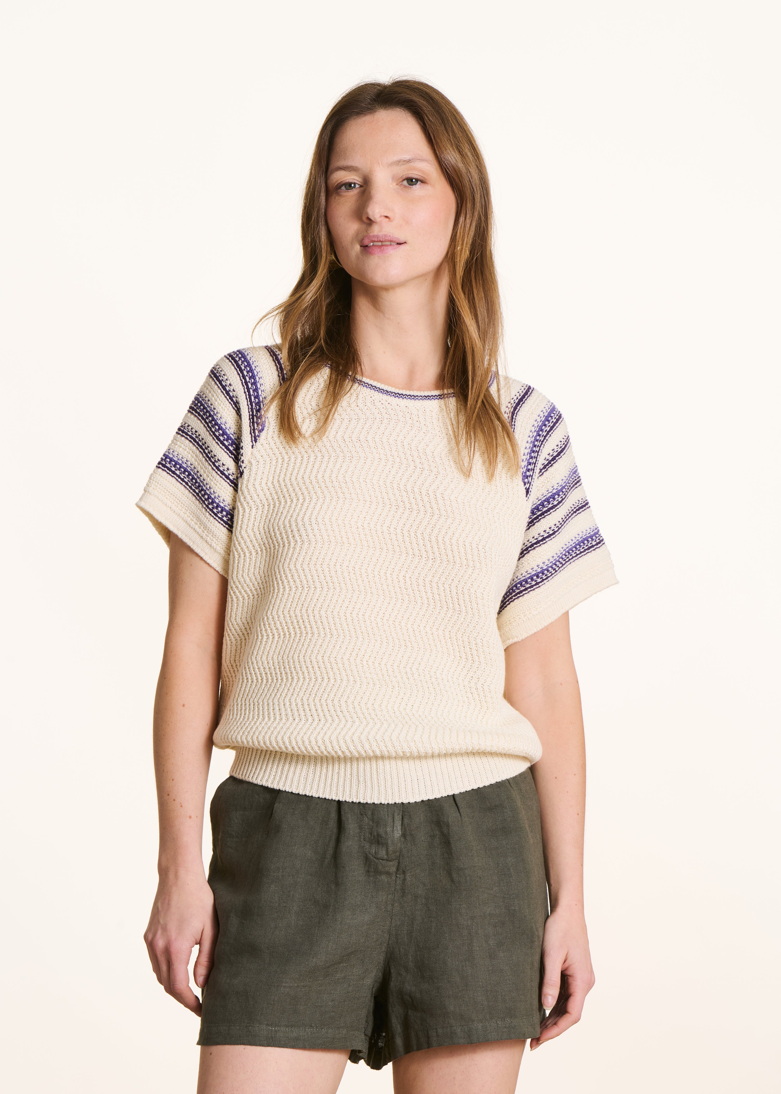 Pull écru manches courtes à rayures violettes