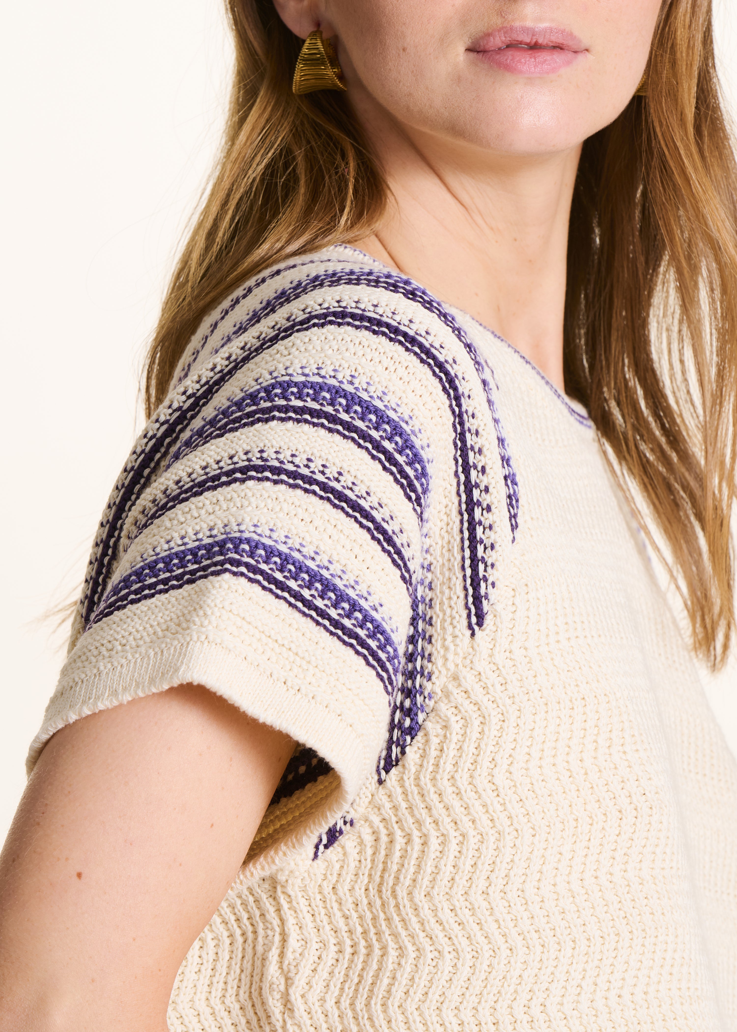 Pull écru manches courtes à rayures violettes