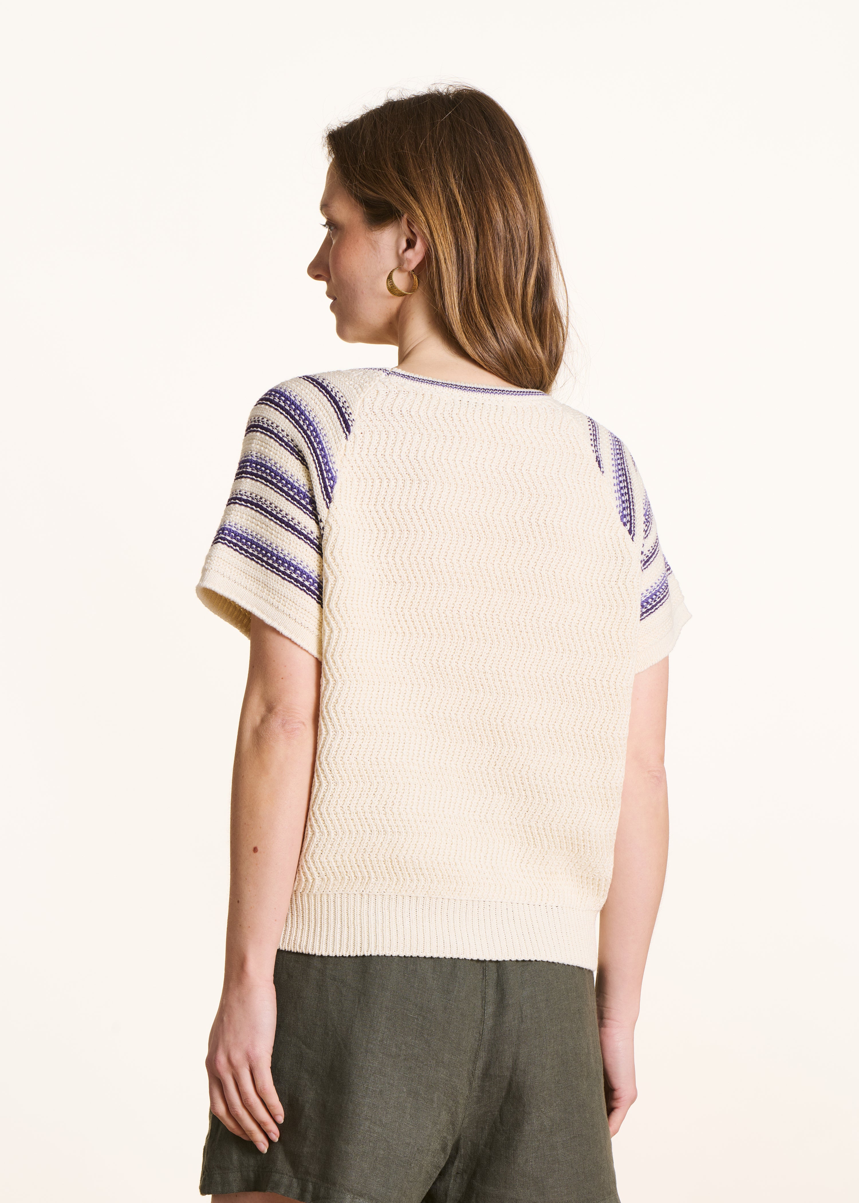 Pull écru manches courtes à rayures violettes