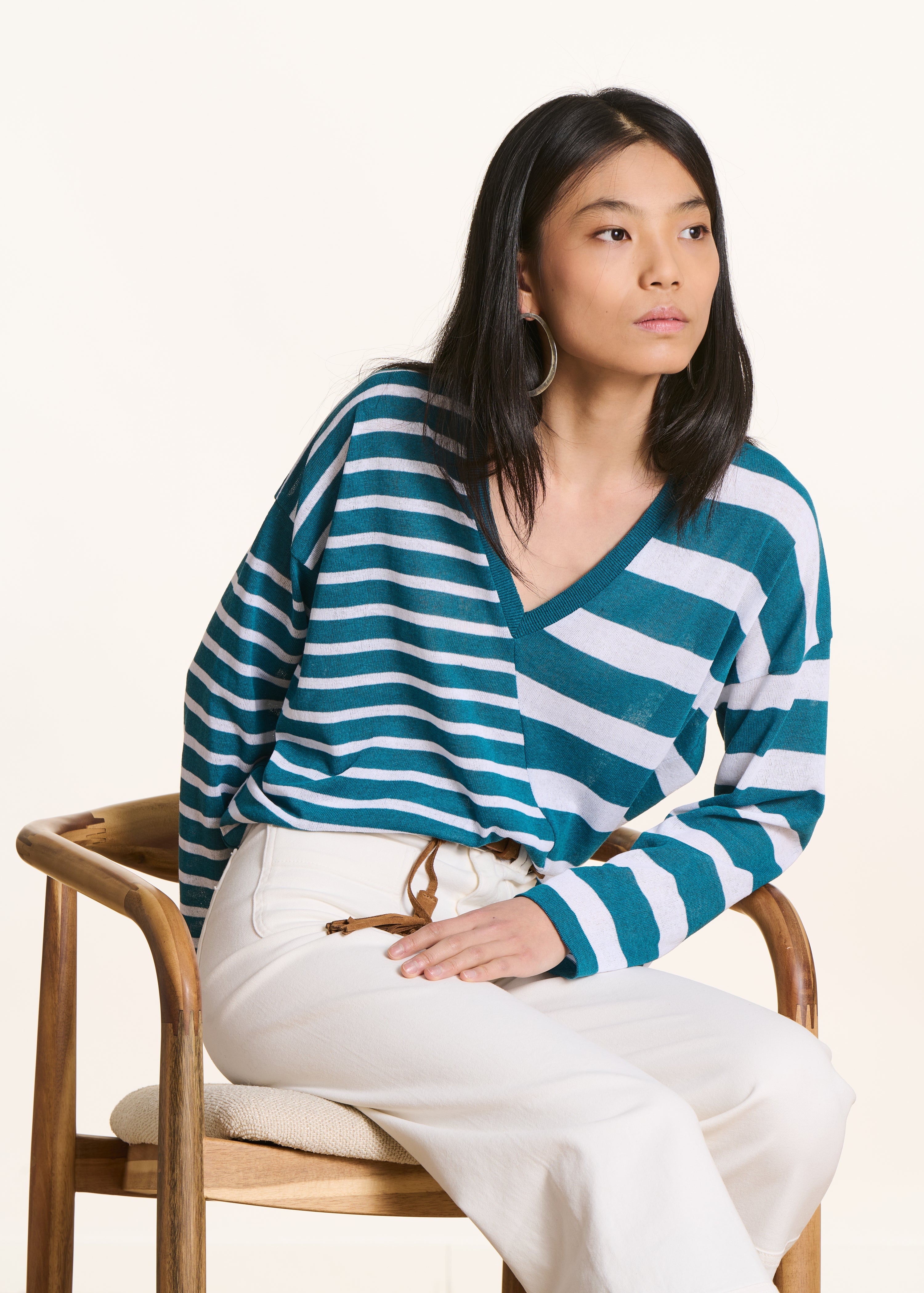 Maglione corto écru a righe in maglia fine con scollo a V