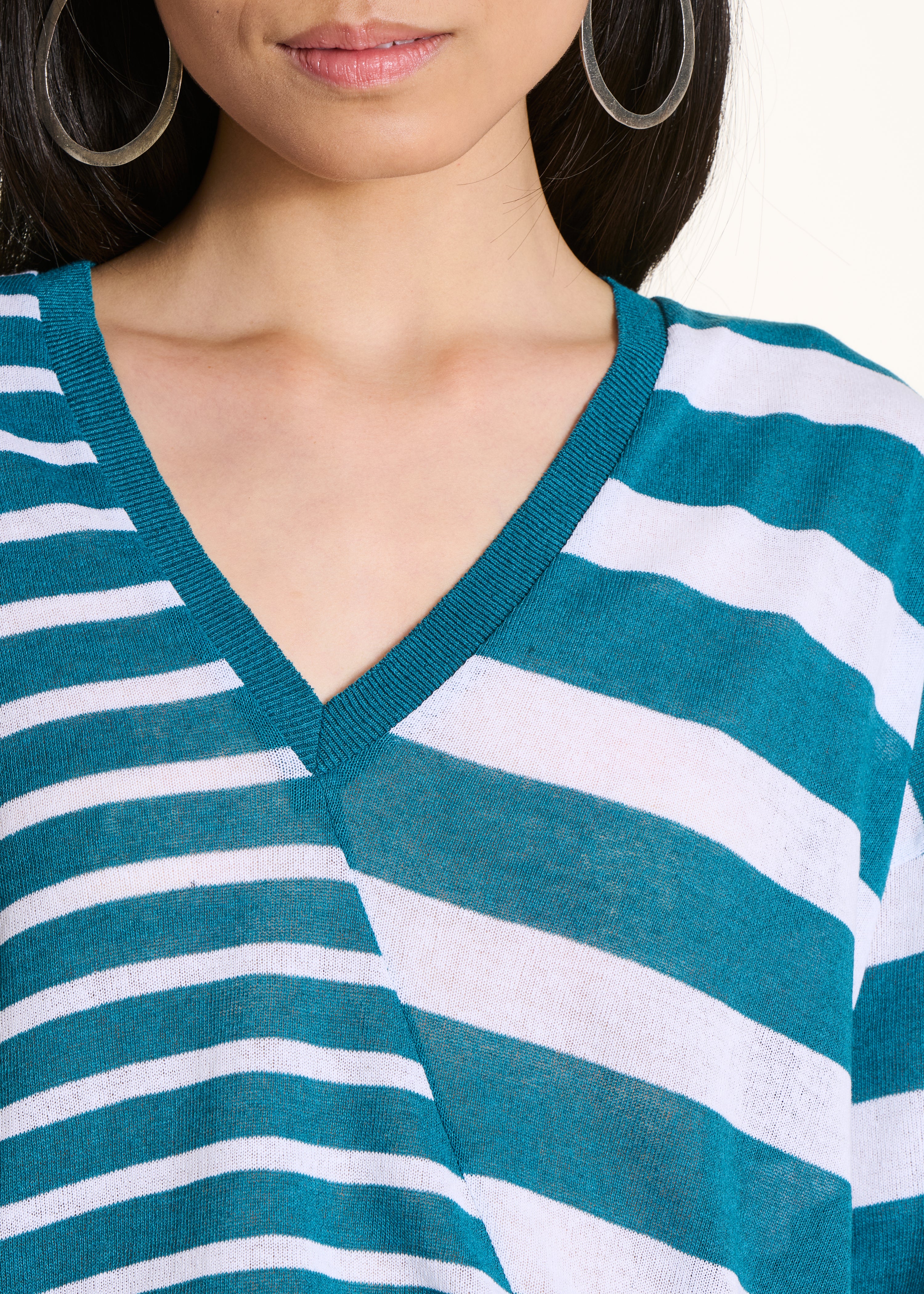 Kurz geschnittener Pullover in feiner Strickware mit V-Ausschnitt, Farbe écru mit Streifen