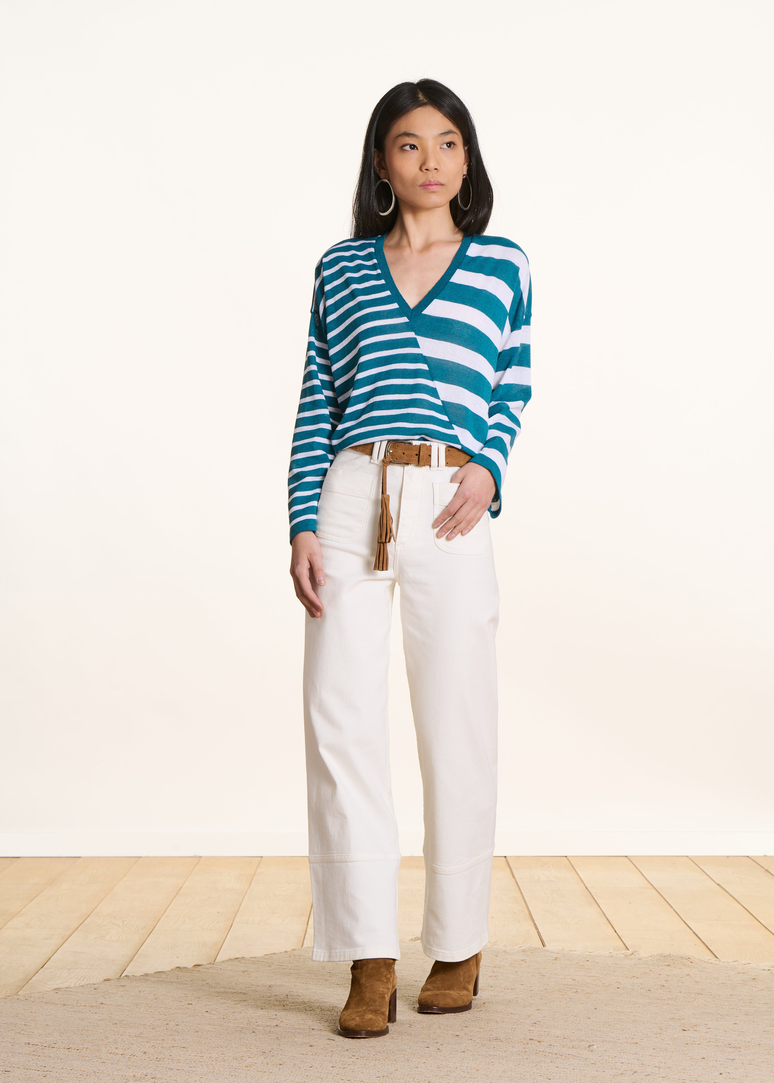 Kurz geschnittener Pullover in feiner Strickware mit V-Ausschnitt, Farbe écru mit Streifen