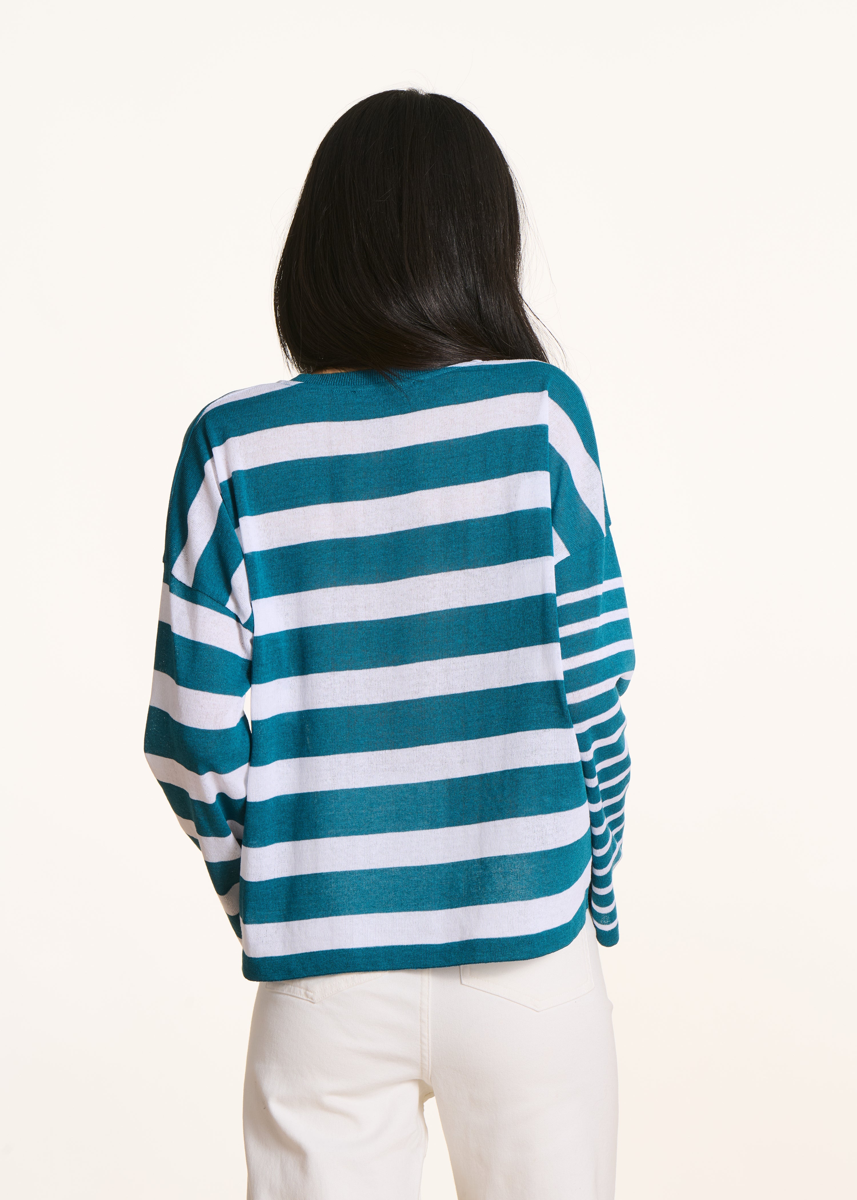 Kurz geschnittener Pullover in feiner Strickware mit V-Ausschnitt, Farbe écru mit Streifen