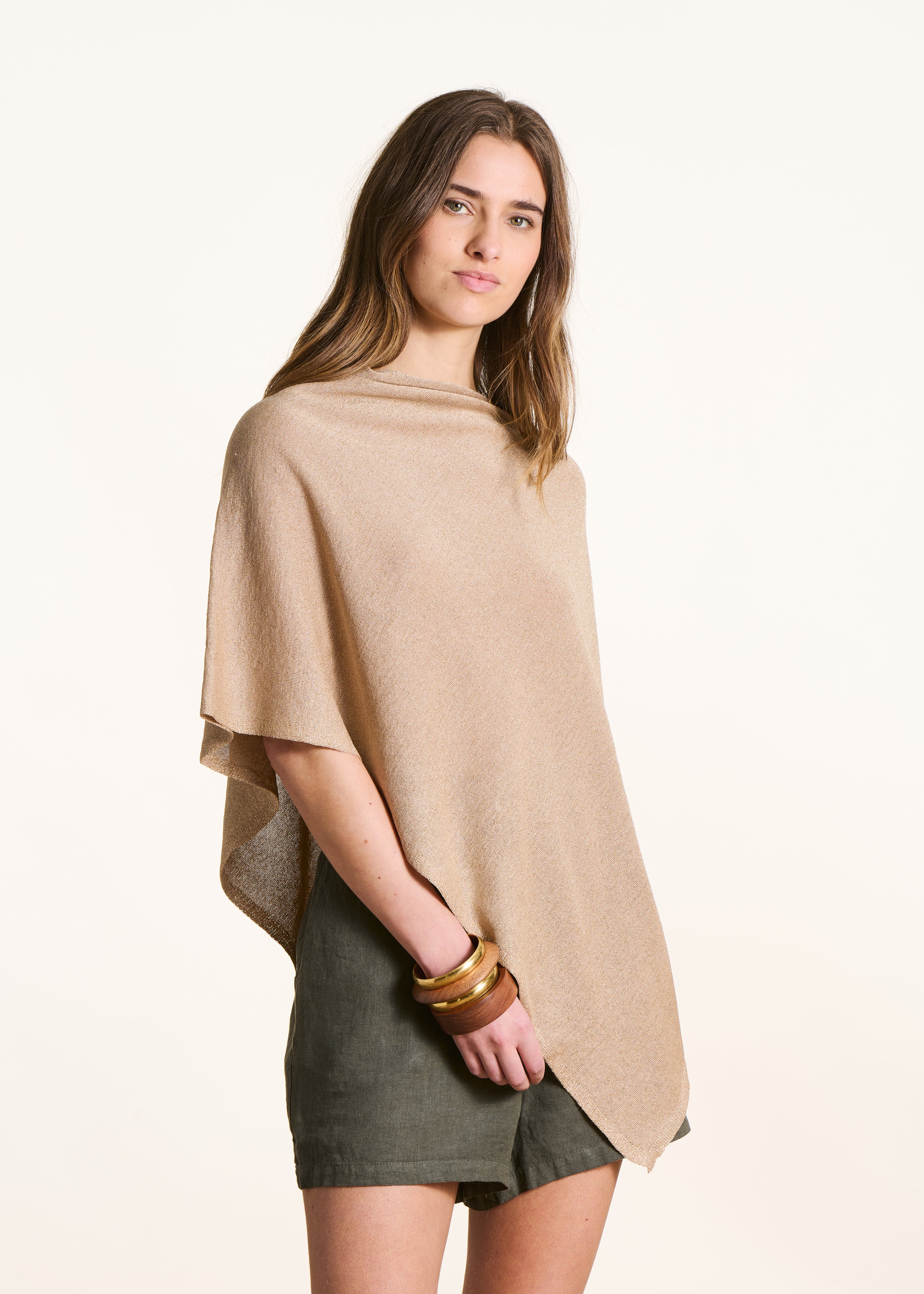 Cape trui van fijne, glinsterende gouden brei