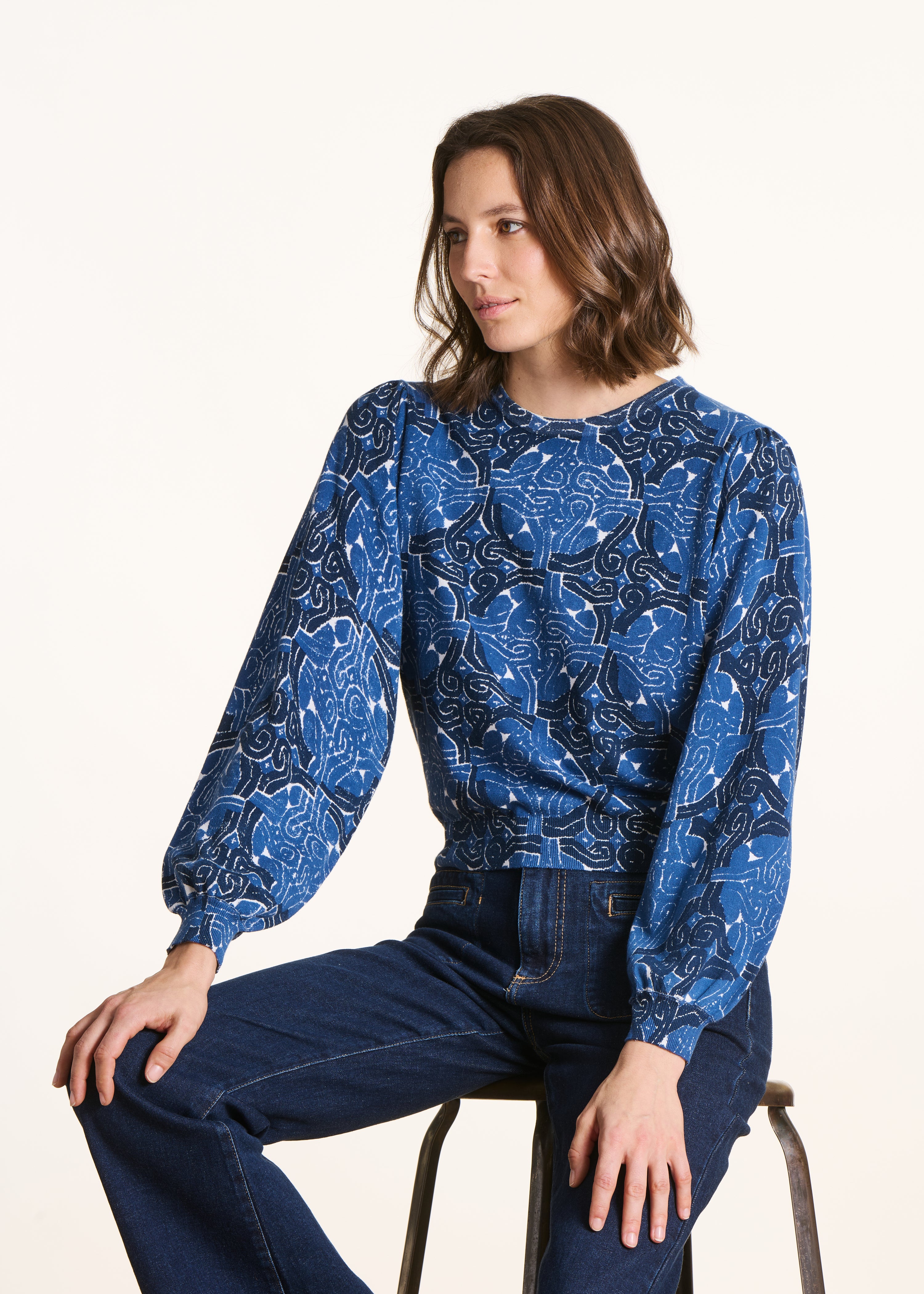 Camisola curta azul em algodão biológico com estampado