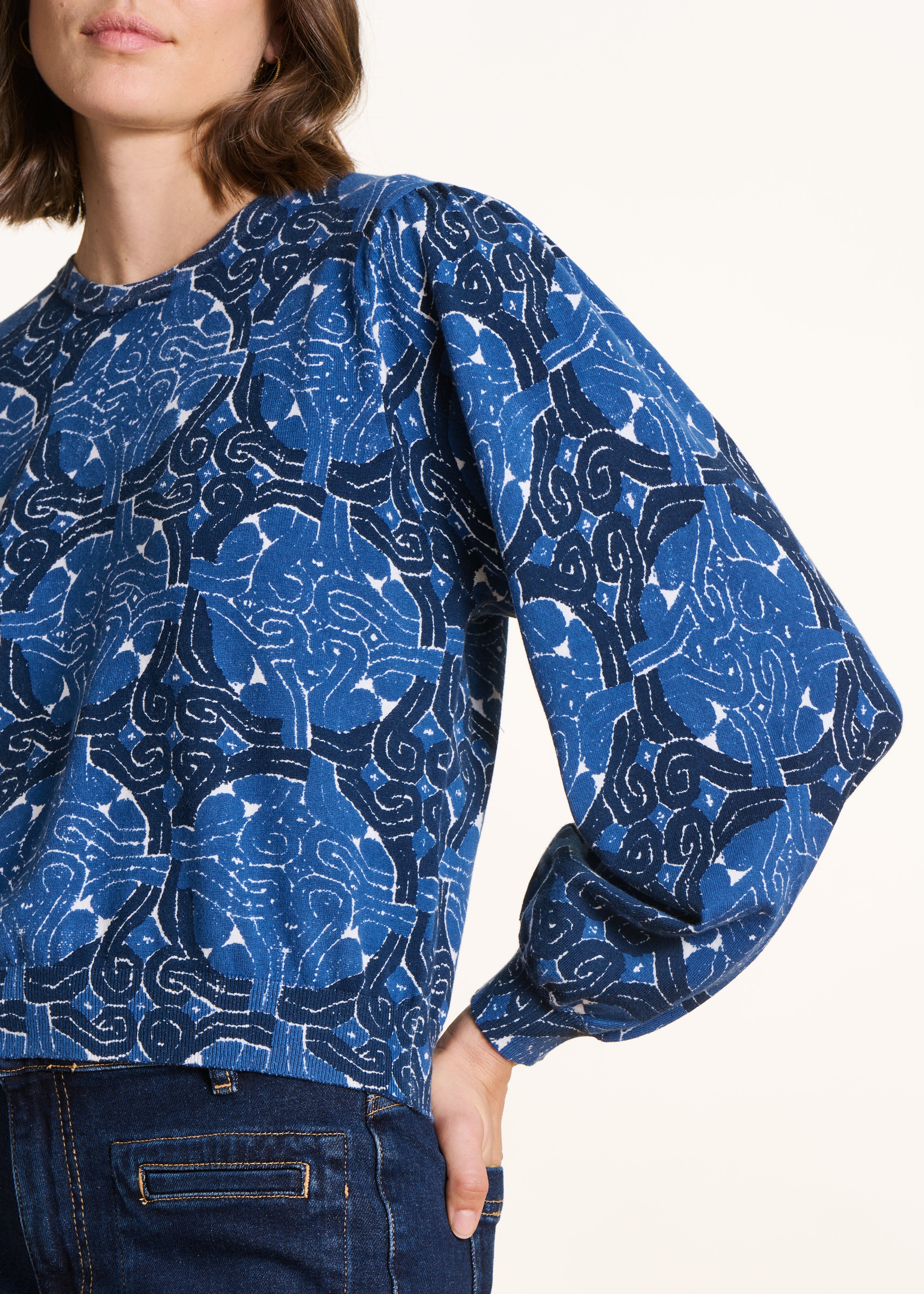 Short blue organic cotton sweater with print