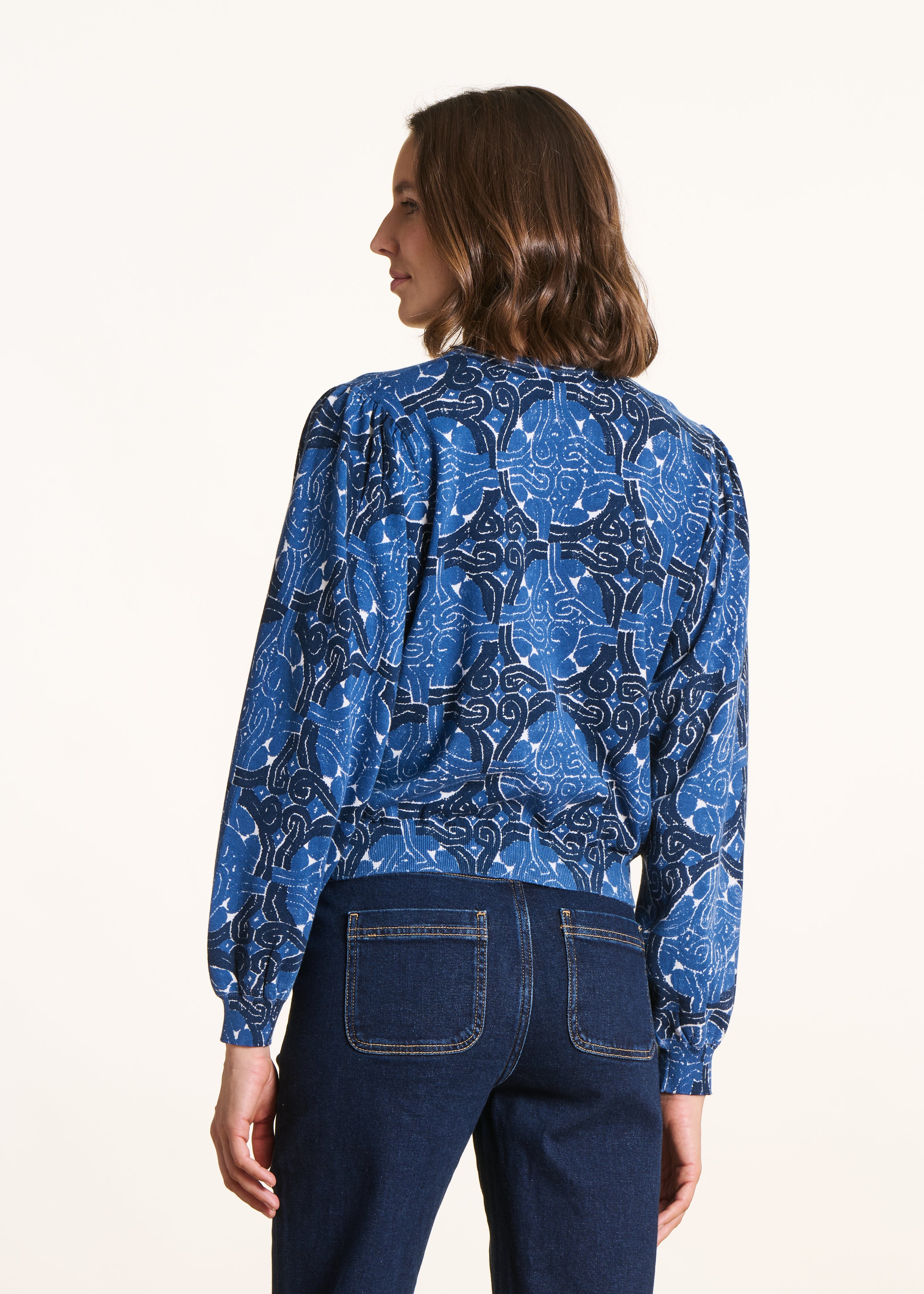 Short blue organic cotton sweater with print