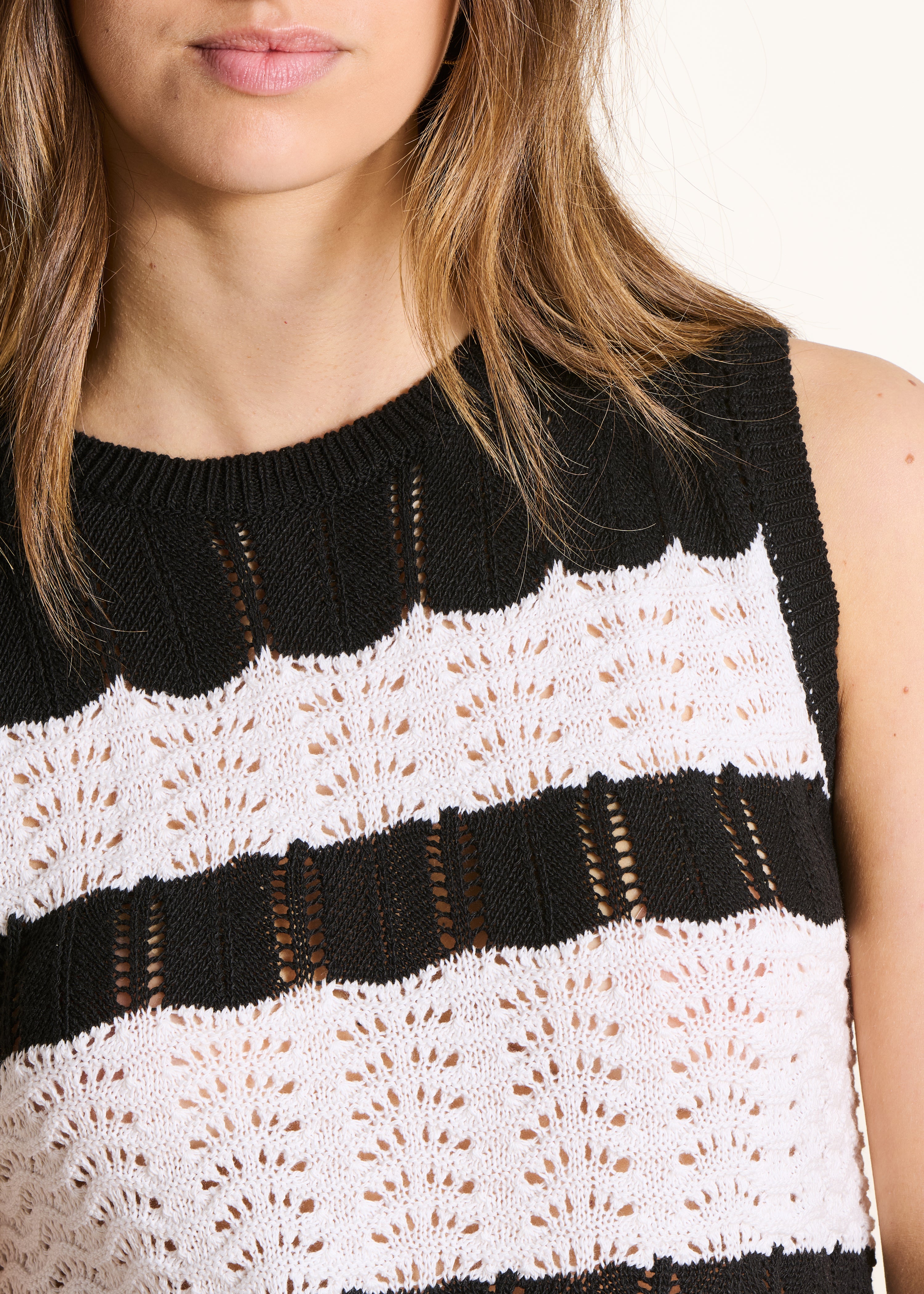 Pull noir en maille rayée ajourée