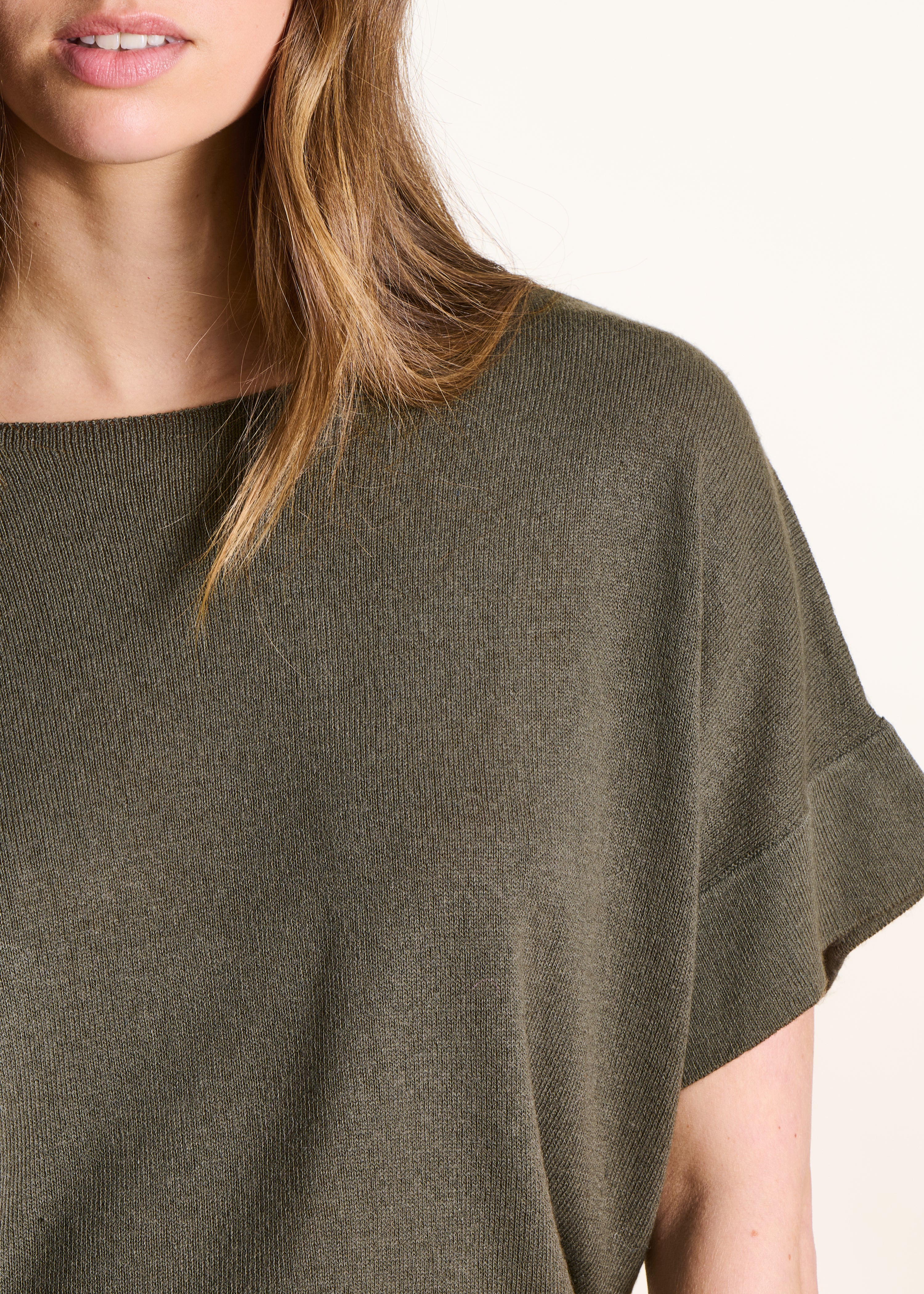 Fijngebreide kaki trui met boothals