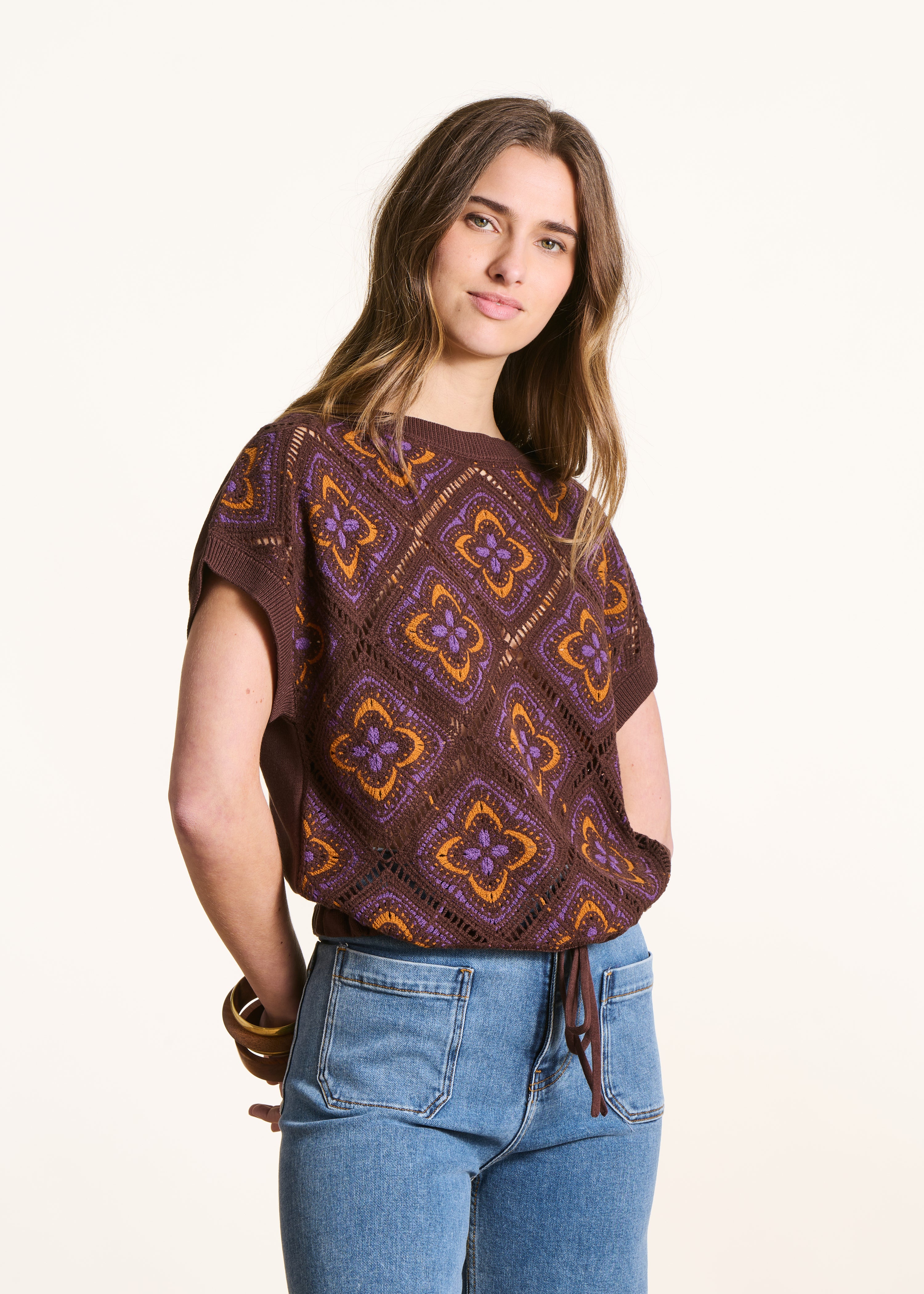 Jersey marrón de manga corta en punto crochet