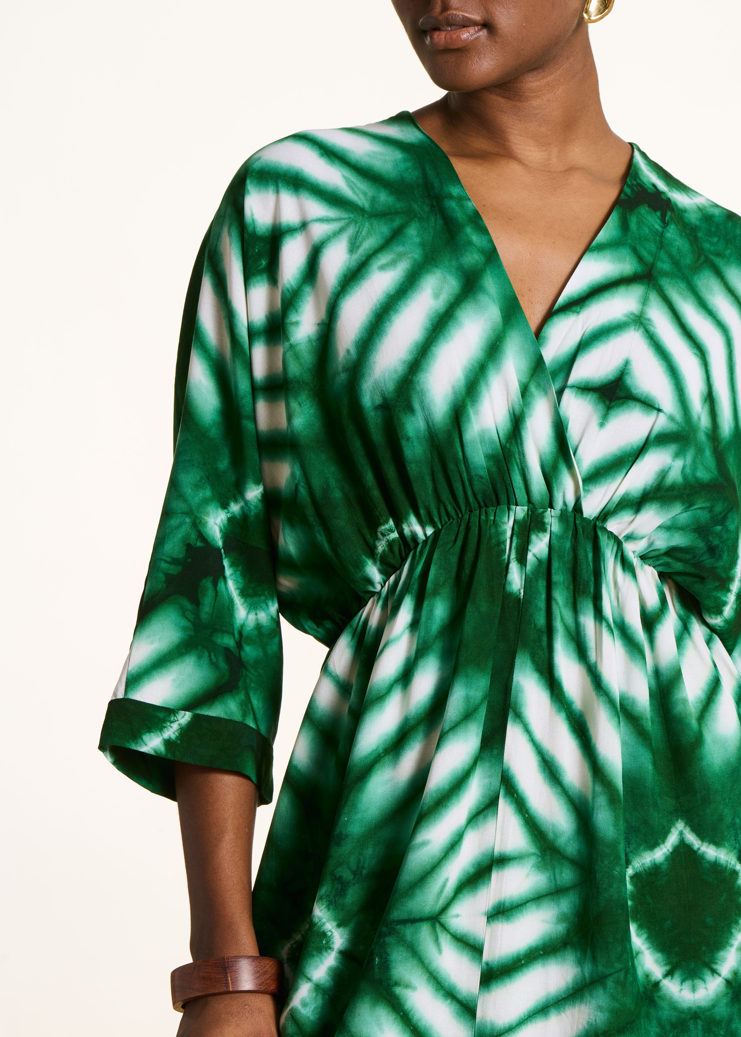 Long green dress with 3/4 sleeves and print