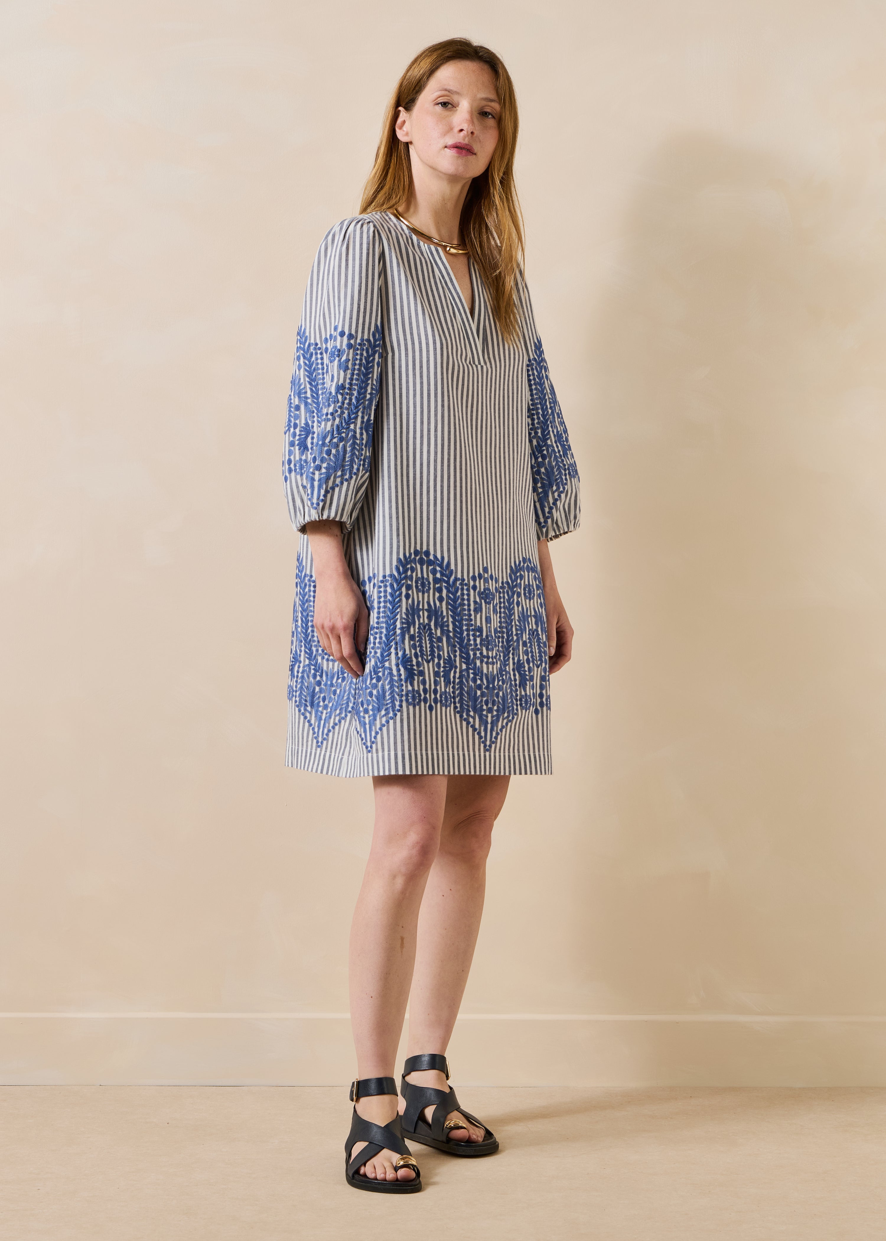Short dress with stripes and navy blue jacquard pattern