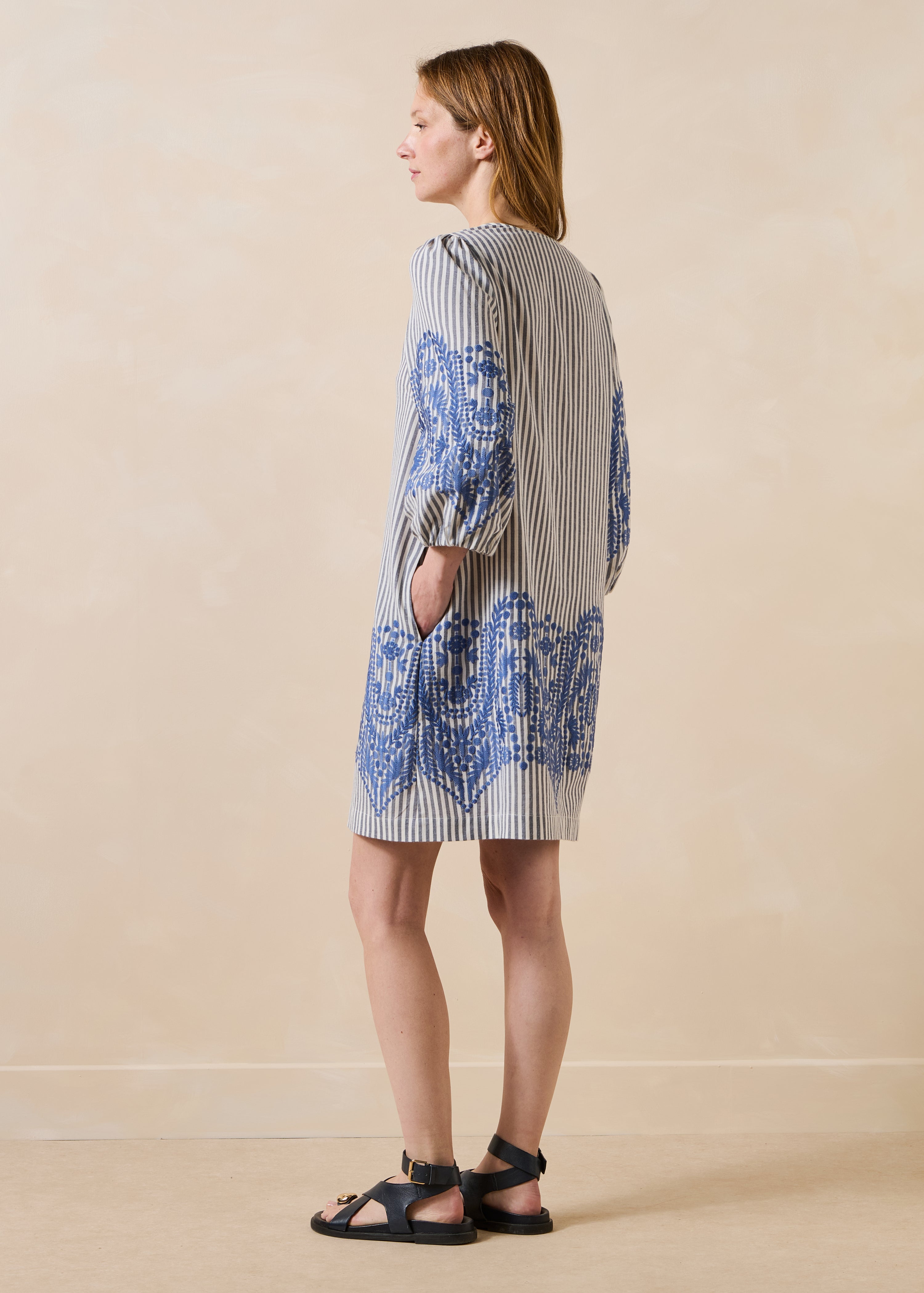 Vestido curto às riscas com padrão jacquard azul-marinho