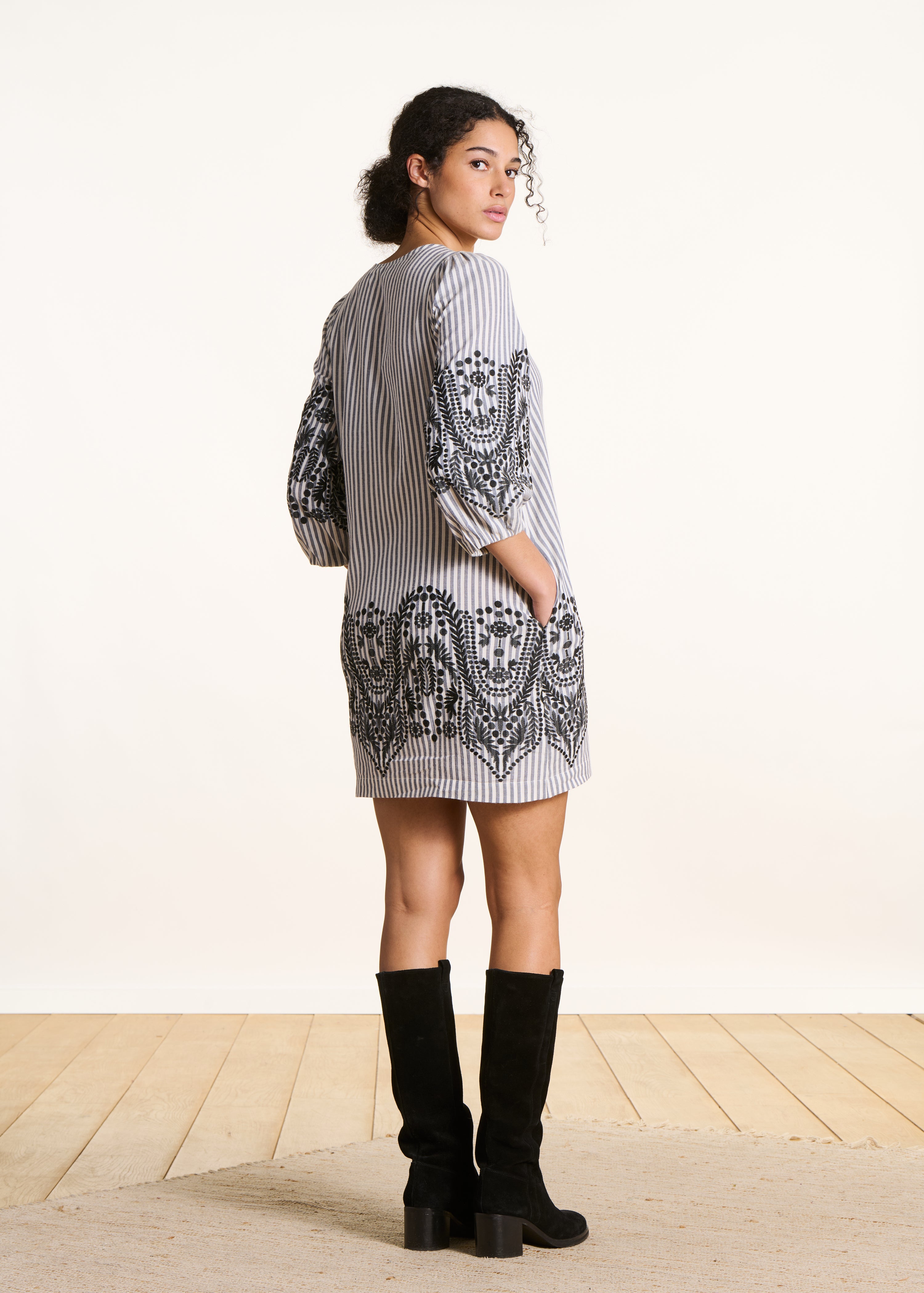 Robe courte à rayures à motif jacquard noir