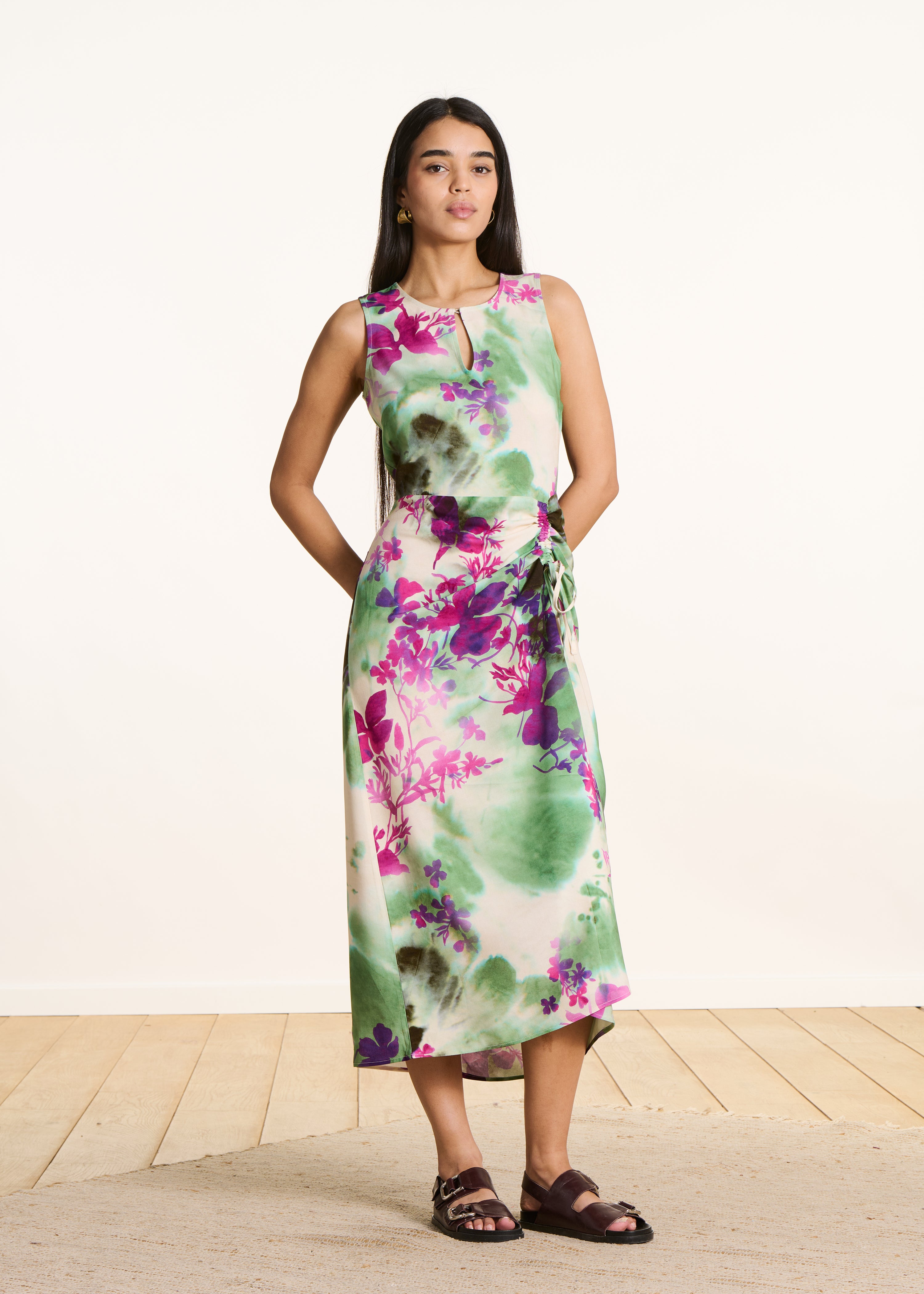 Langes Kleid mit grünem und rosafarbenem Blumenmuster